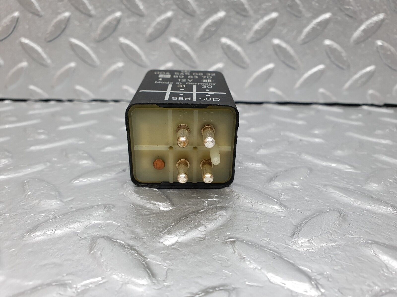 41637 Mercedes-Benz W124 200E Instrument Cluster Light Relay 0045450832