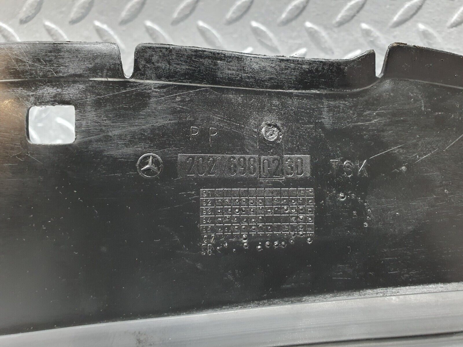 41930 Mercedes-Benz W202 C200 Front Right Inner Fender Wing Splash Guard 2026980230