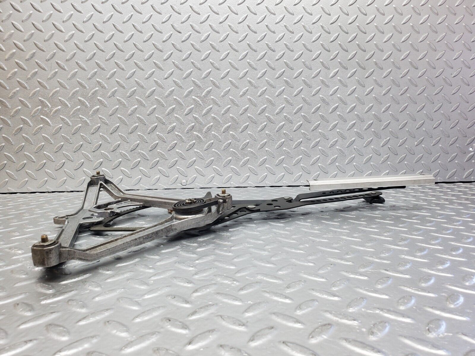 45713 Mercedes-Benz W126 420SE Front Left Power Window Regulator 13927