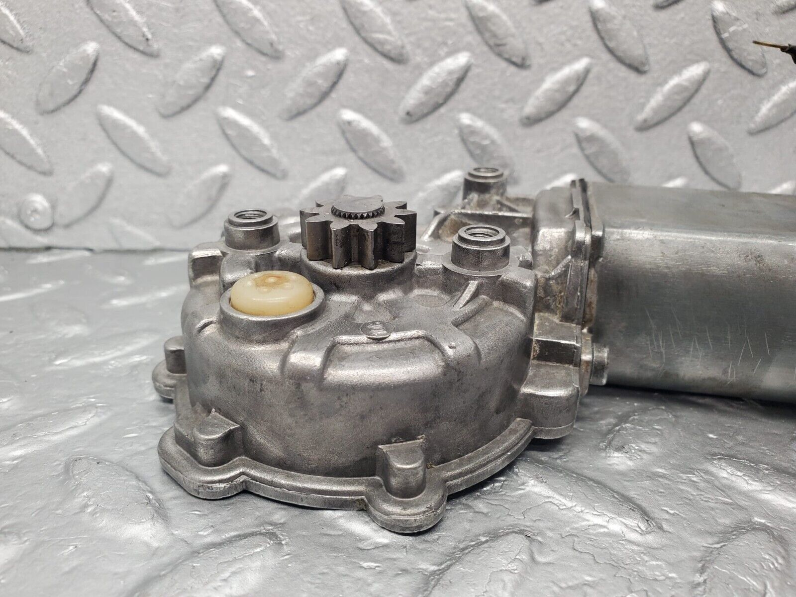 30309 Mercedes-Benz W124 230E Window Regulator Motor Right Bosch 0130821285