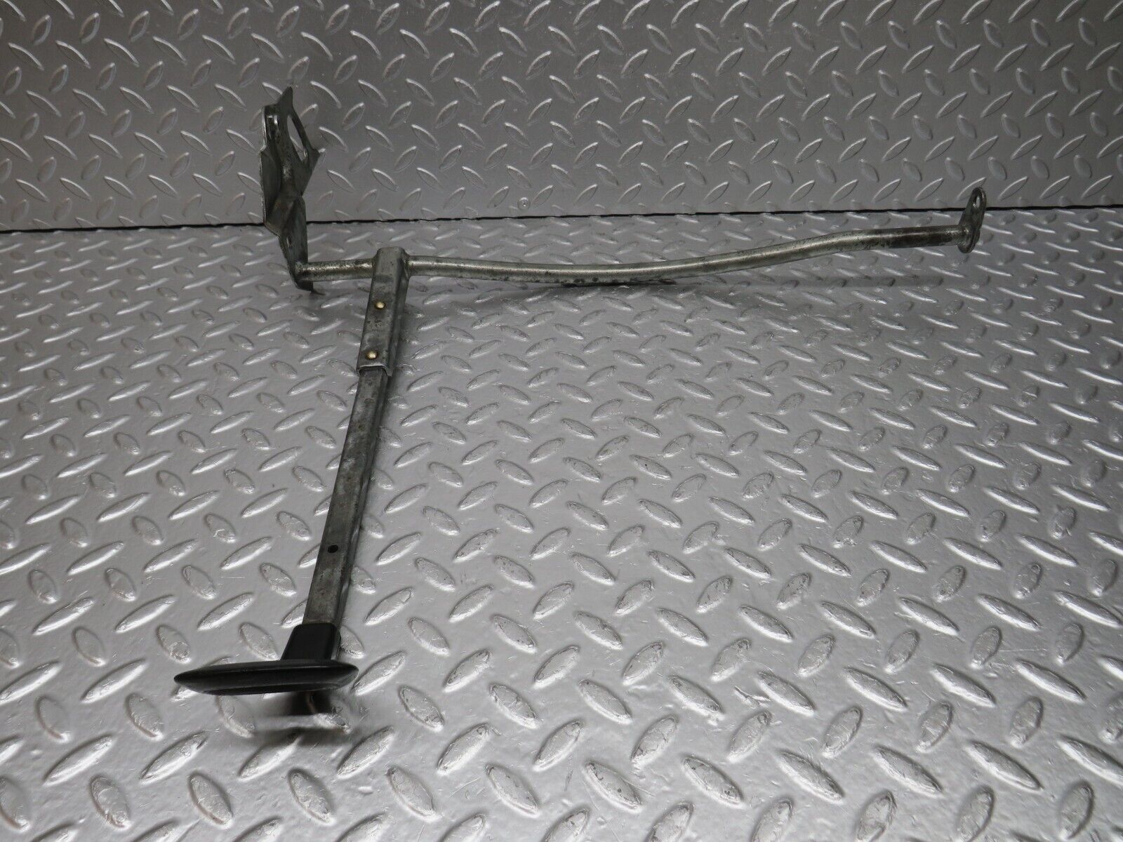 33204 Mercedes-Benz C107 R107 Front Left Seat Sliding Adjust Handle