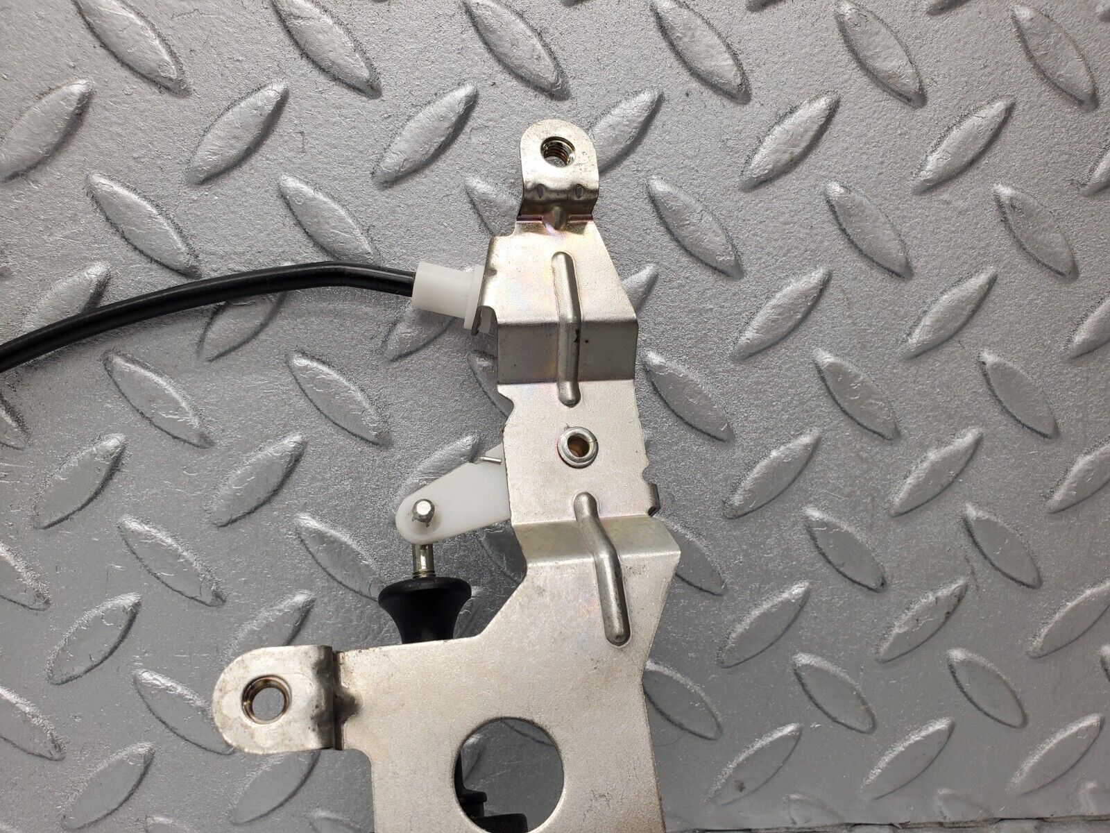 46949 Mercedes-Benz R129 320SL Coupe Trunk Lock Vacuum Actuator