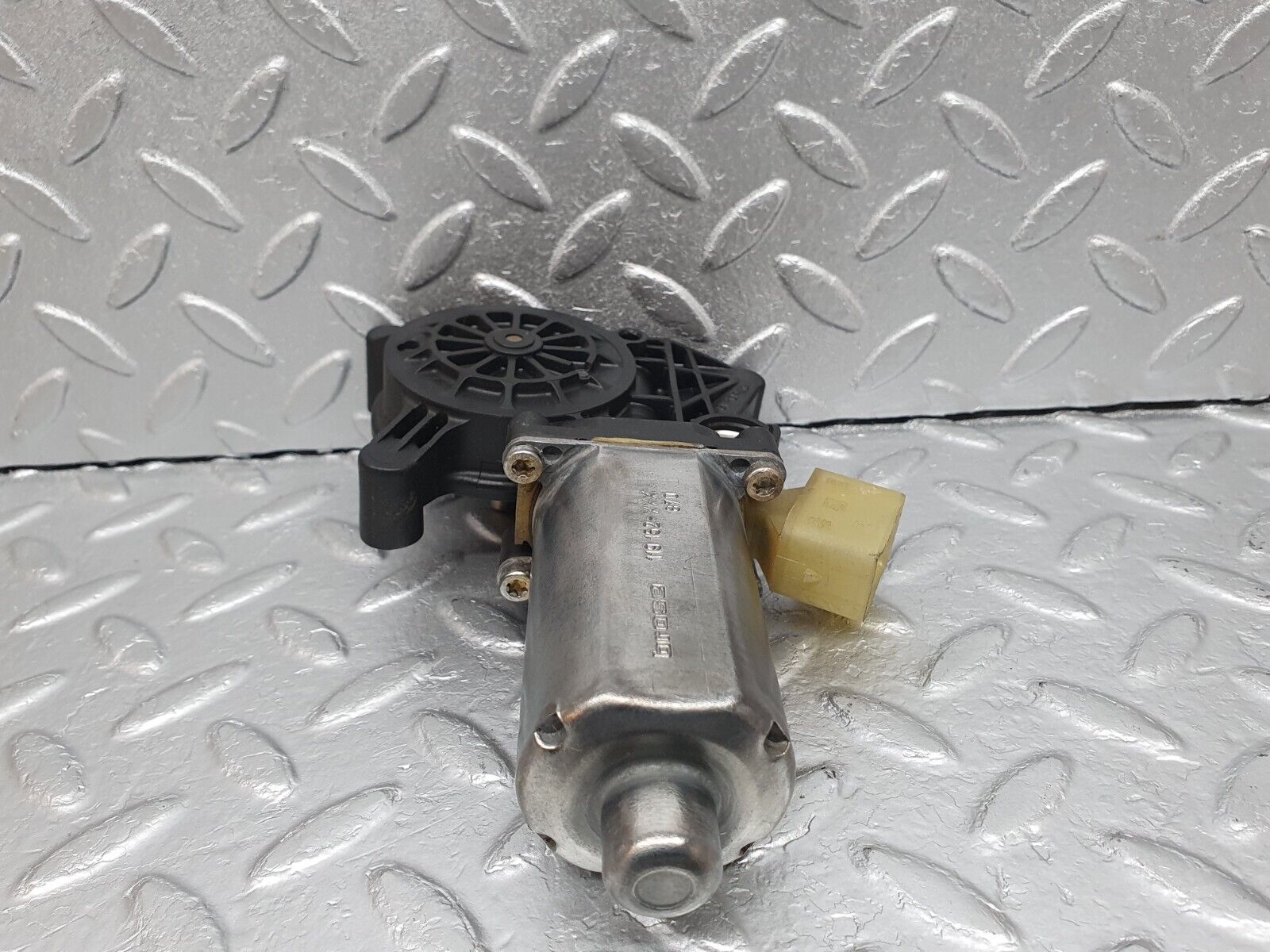 41911 Mercedes-Benz W202 C200 Window Regulator Motor Front Left Bosch 0130821703