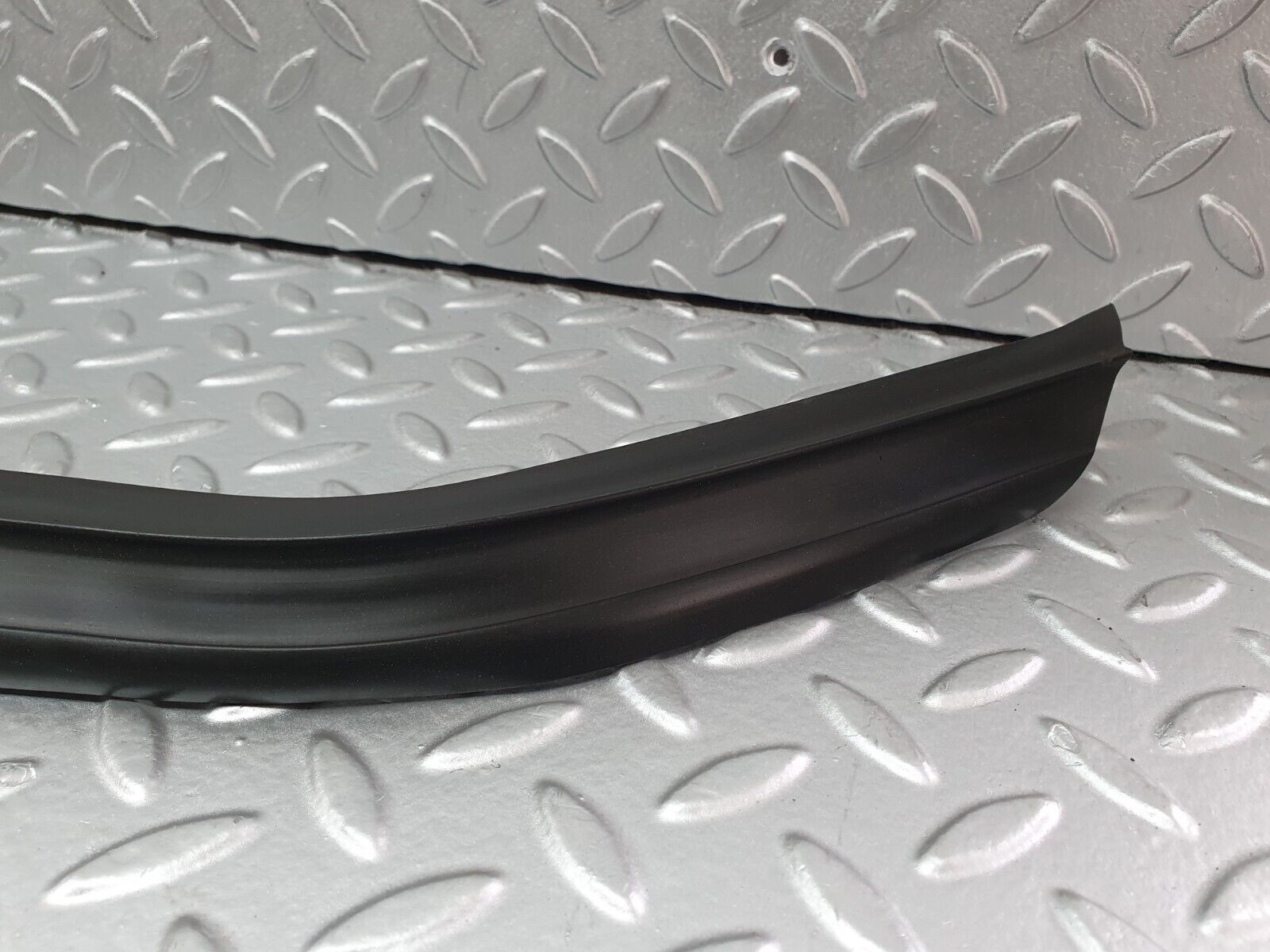 41714 Mercedes-Benz W124 200E Rear Windscreen Lower Rubber Seal