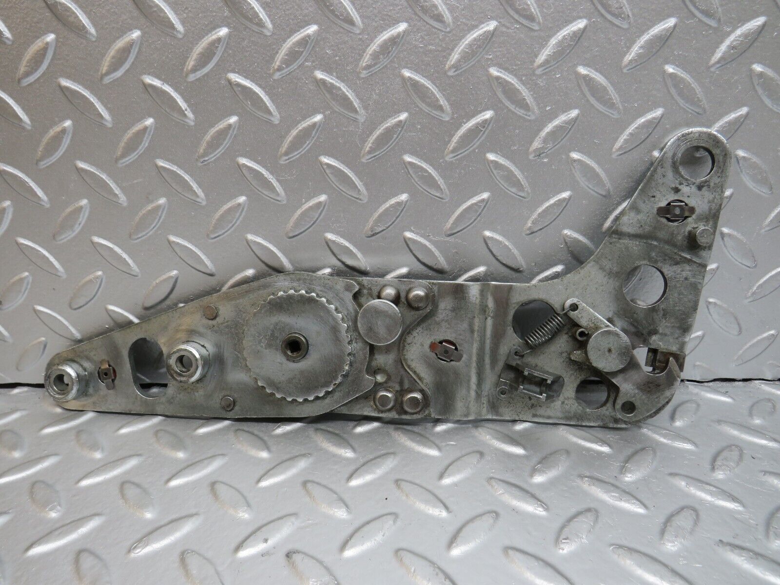 33209 Mercedes-Benz R107 Front Left Seat Hinge Pair 0009107685 0009107986