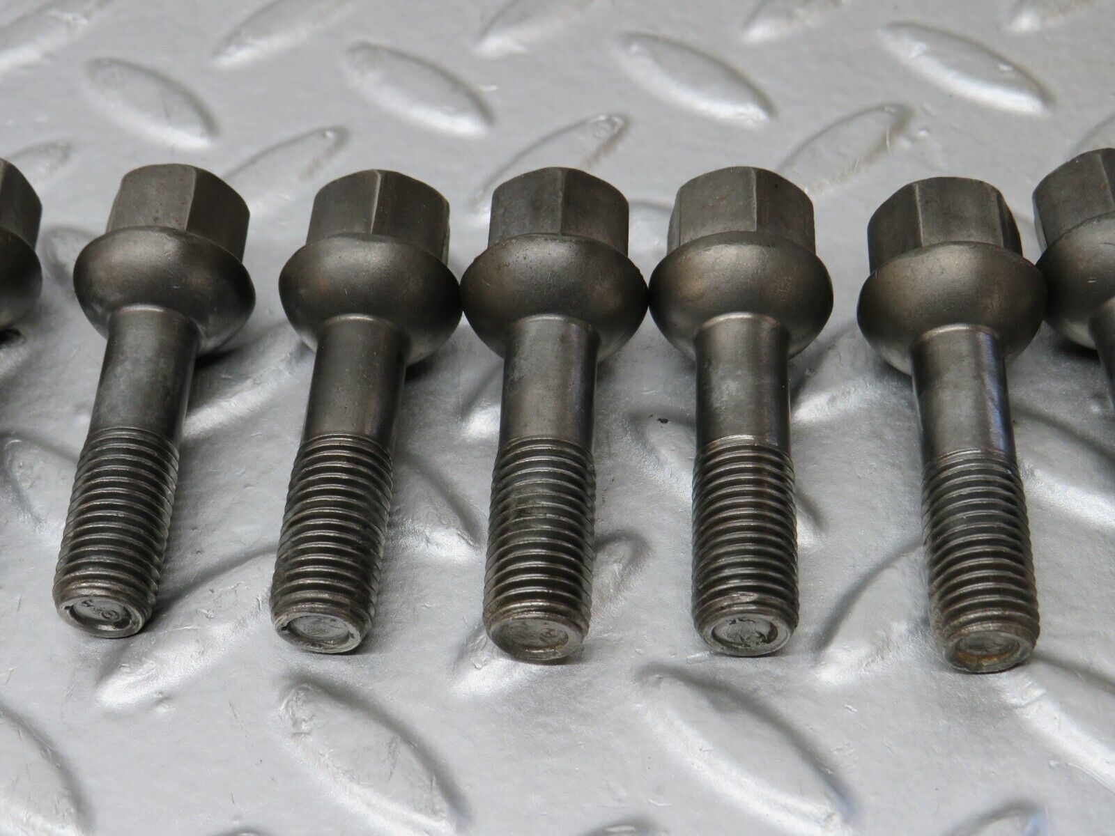37998 Mercedes-Benz A124 Cabriolet Alloy Wheel Lug Bolt Set With Locking Bolts M12x1.5