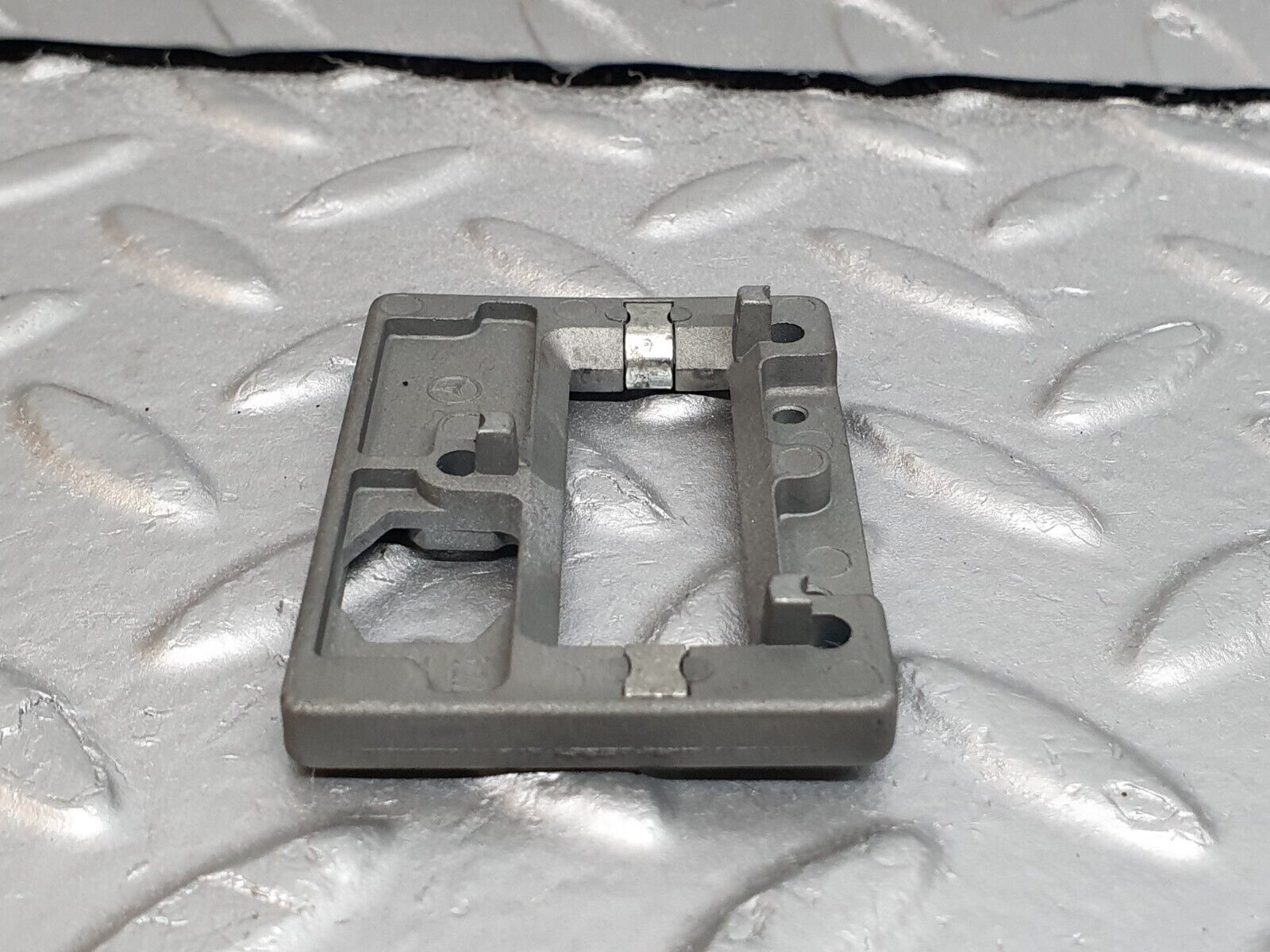 42082 Mercedes-Benz W202 C200 Rear View Mirror Bracket