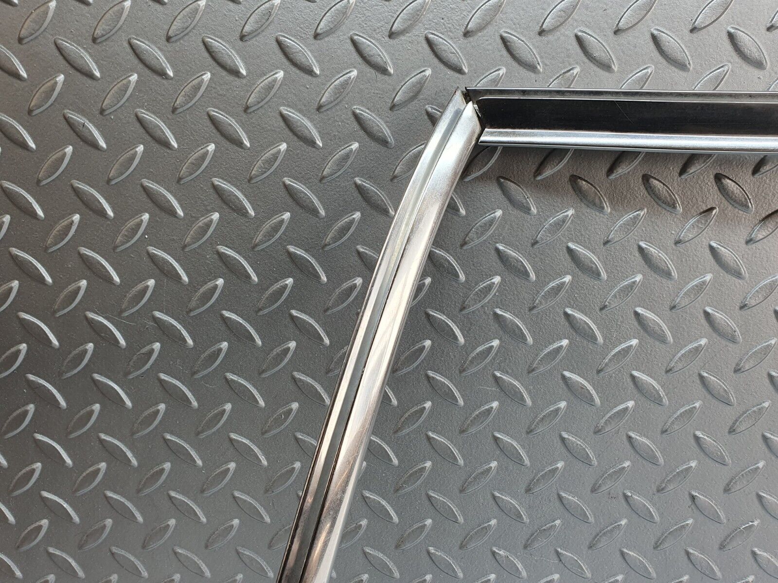 43054 Mercedes-Benz R107 Hardtop Windscreen Chrome Frame