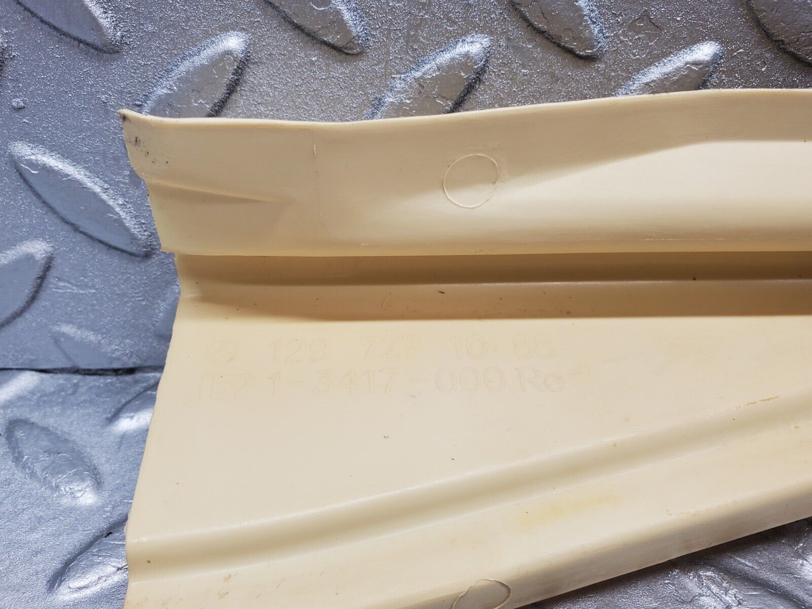 46743 Mercedes-Benz R129 320SL Coupe Left Door Sill Trim Beige 1297270988