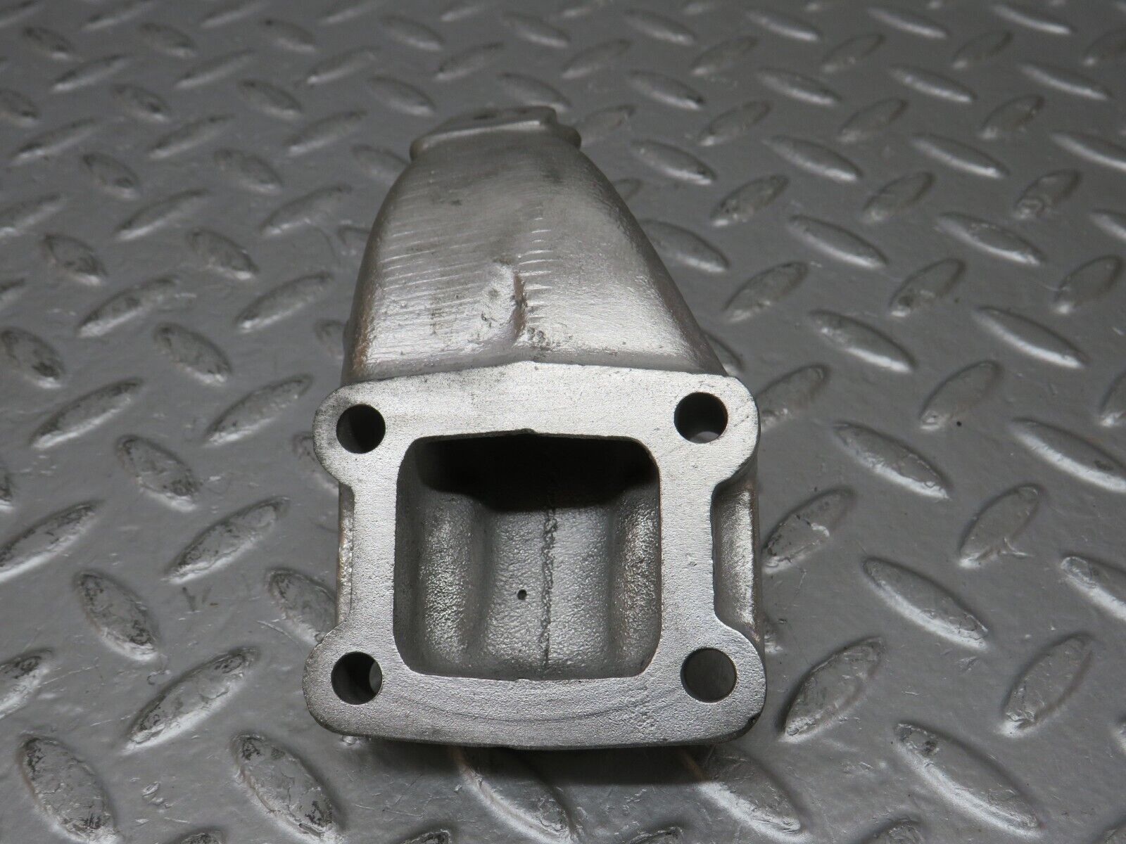 32856 Mercedes-Benz C107 R107 350 V8 Engine Mount Bracket Right Side 1162232304