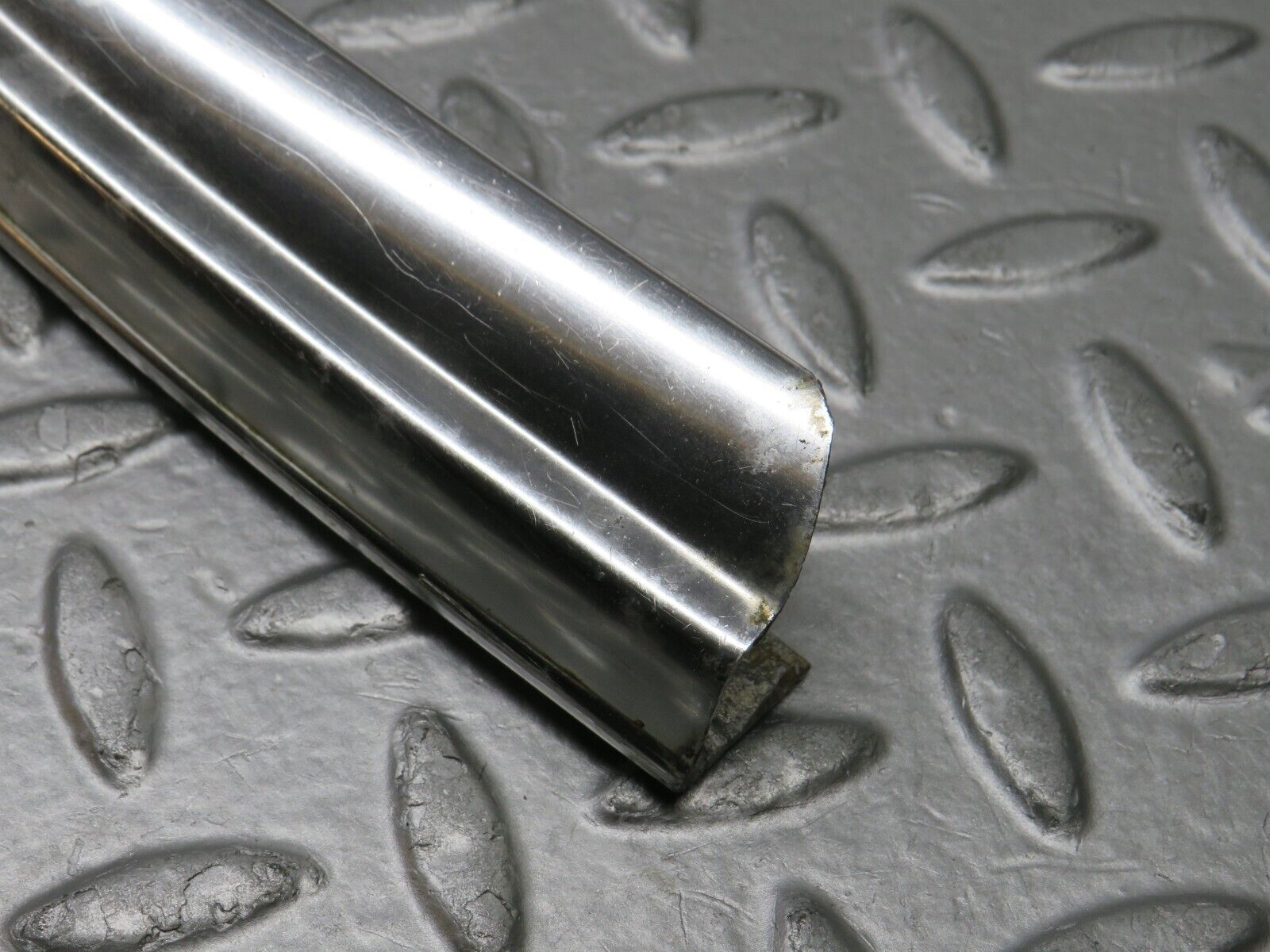 39859 Mercedes-Benz R107 350SL Hardtop Under Windshield Chrome Trim