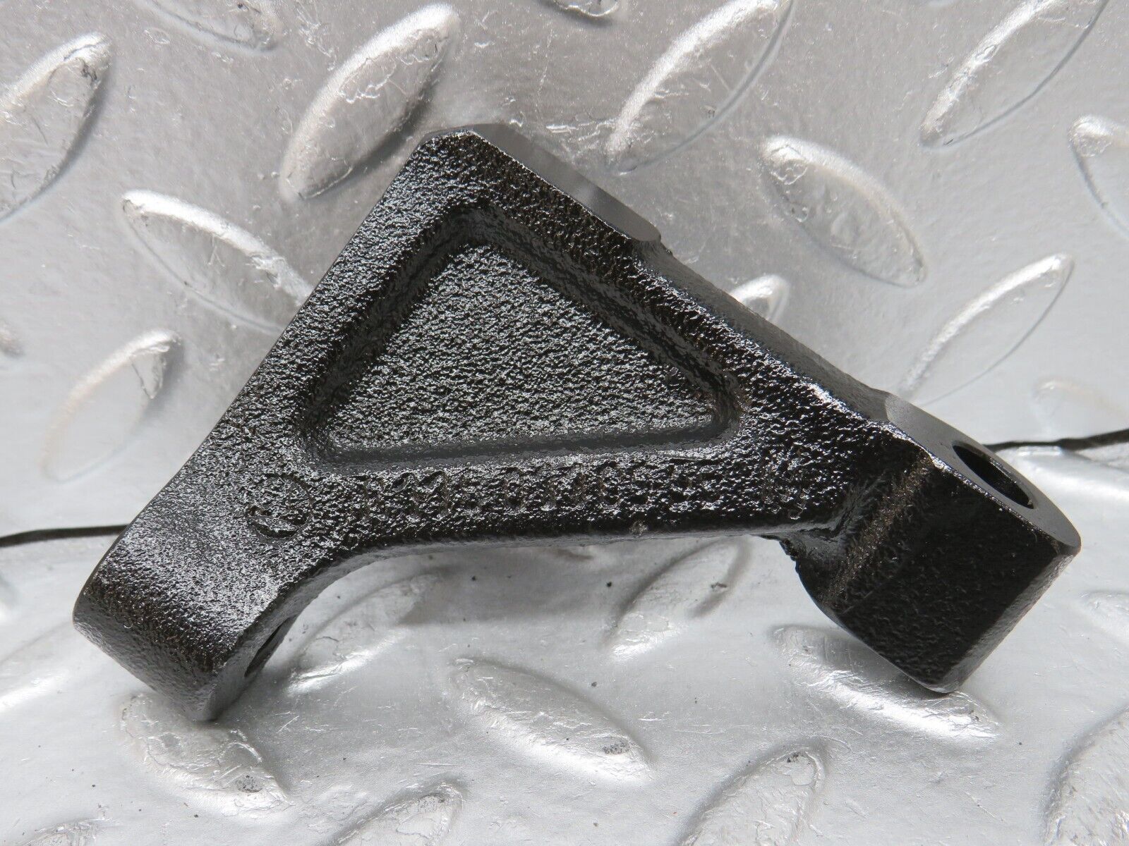 32757 Mercedes-Benz C107 R107 350 V8 Engine Mount Bracket Pair 1160110895 1160110995