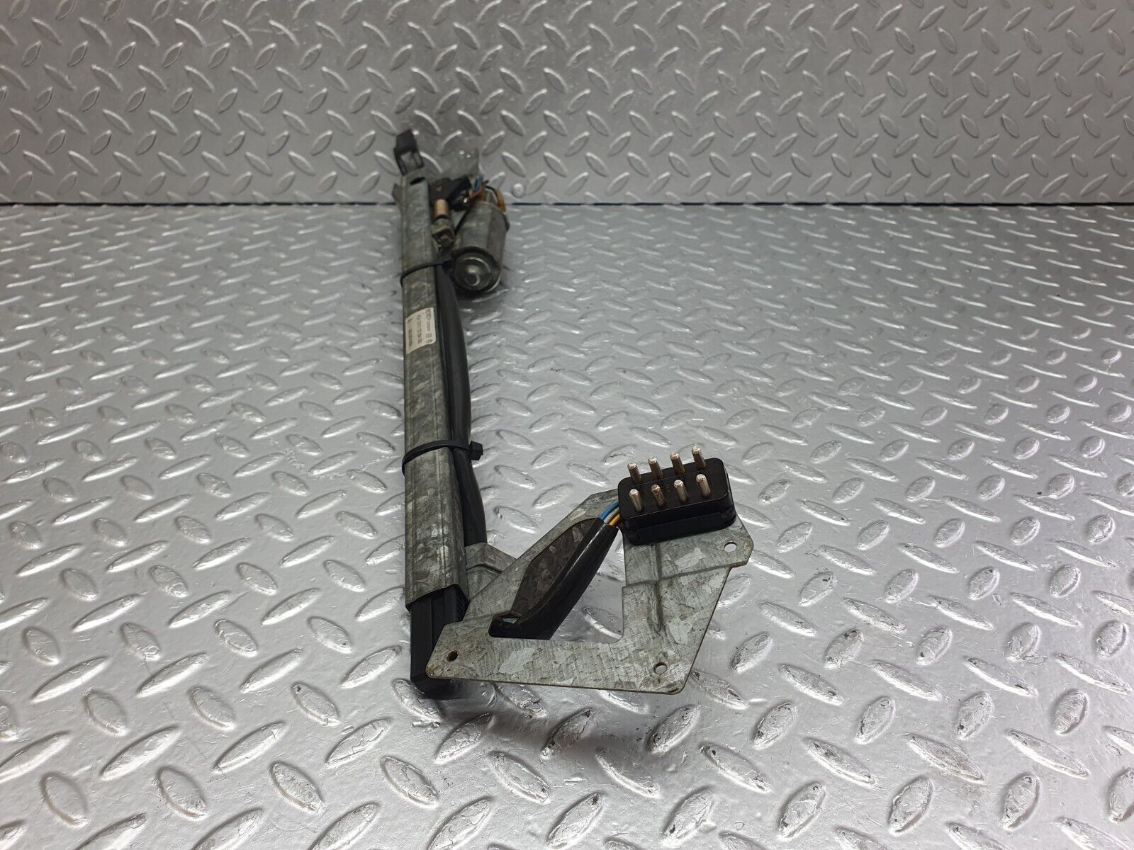 43749 Mercedes-Benz C126 380SEC Coupe Seat Belt Presenter Left 0008600082 0132004300 0008201915