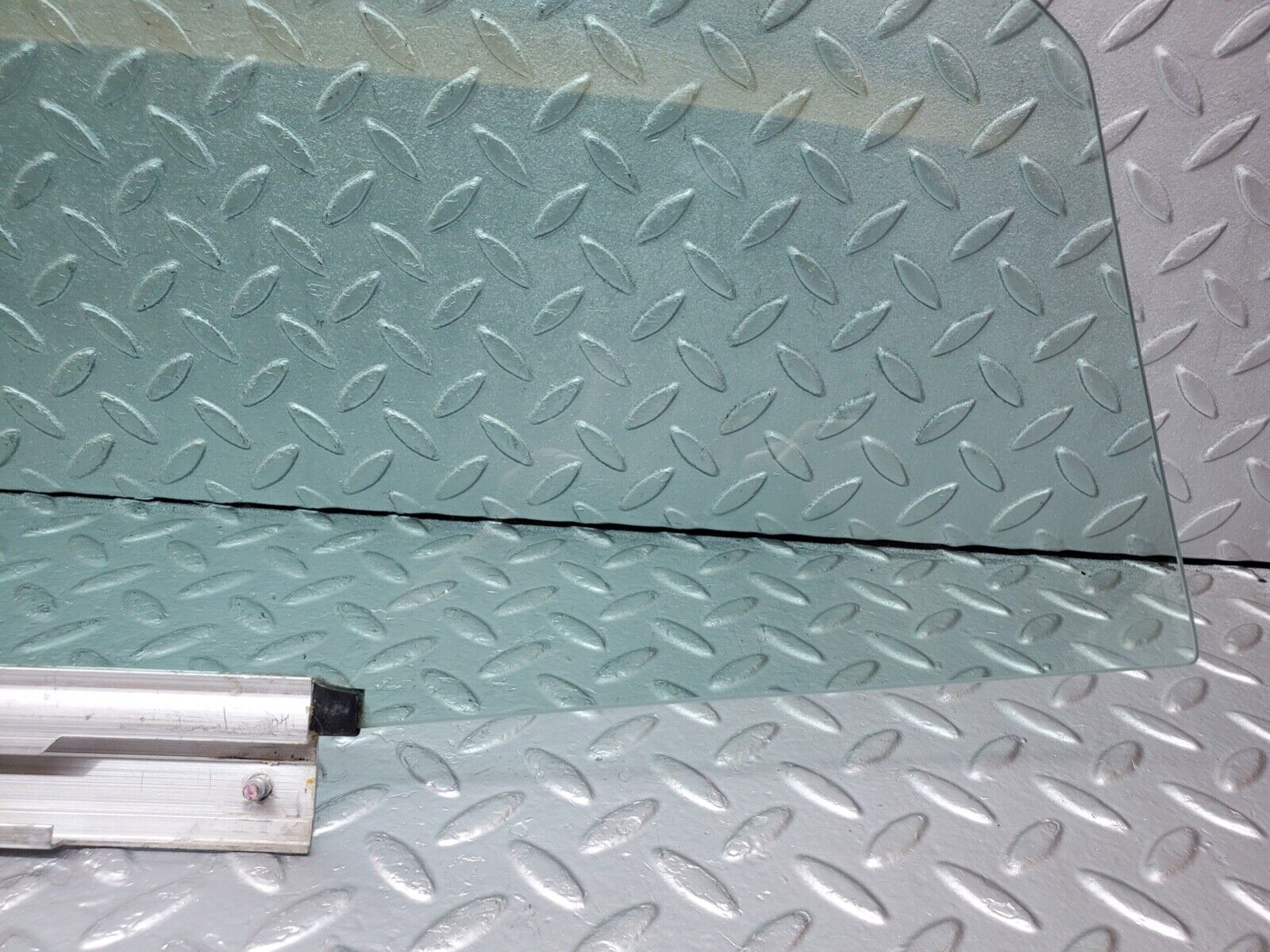 44620 Mercedes-Benz W124 220E Front Left Door Window Glass