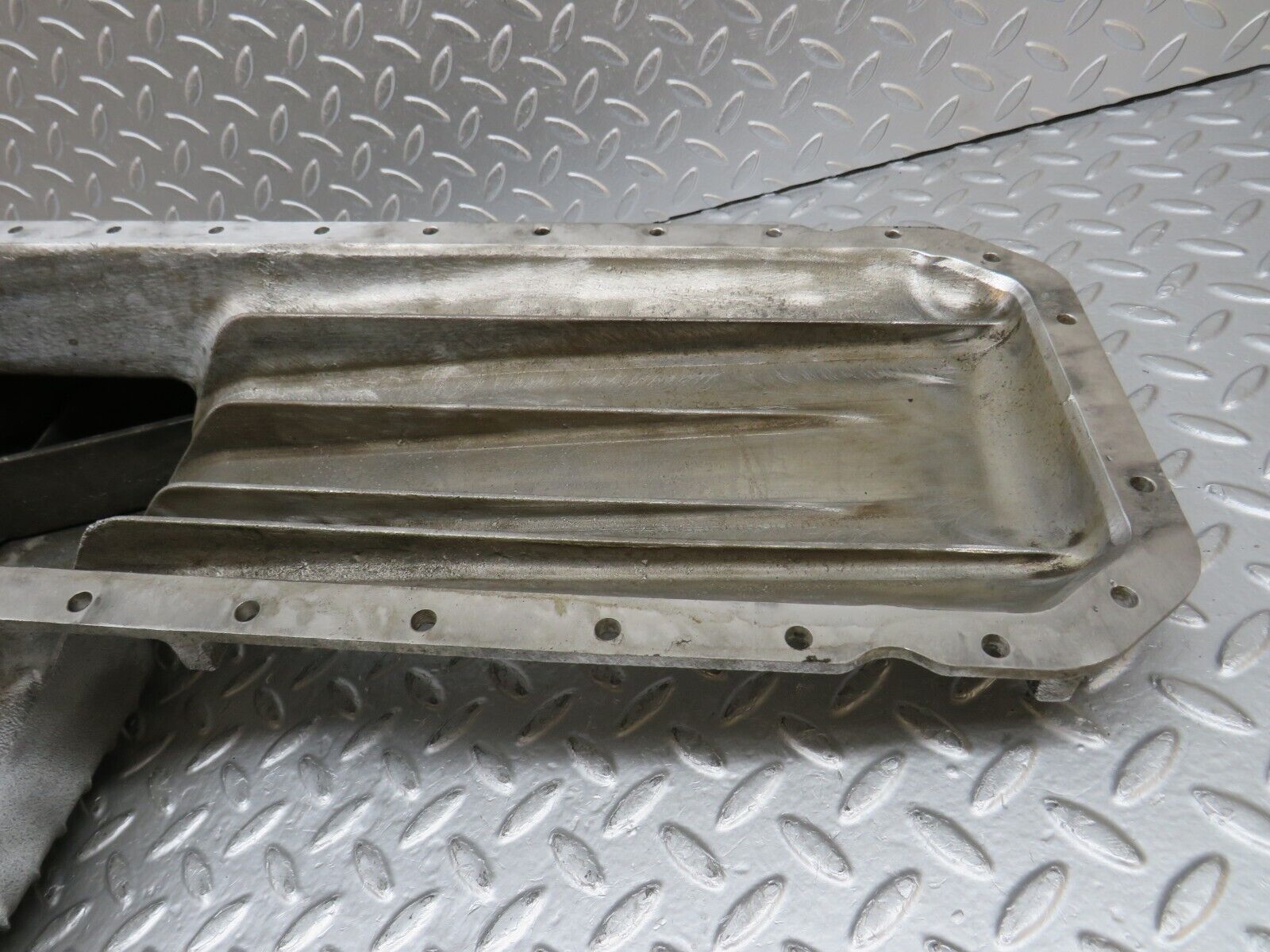 32811 Mercedes-Benz C107 R107 350 V8 Oil Pan Oil Sump 1160102913 1160140166