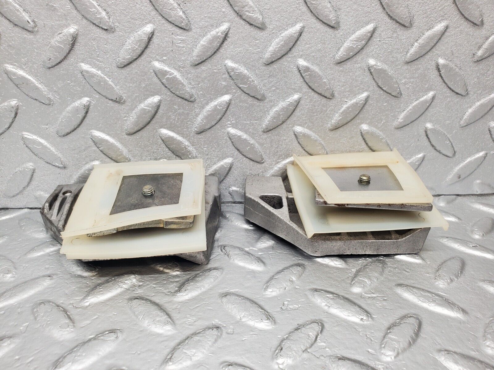 46954 Mercedes-Benz R129 320SL Coupe Door Window Guide Bracket 1247250332 1247250432