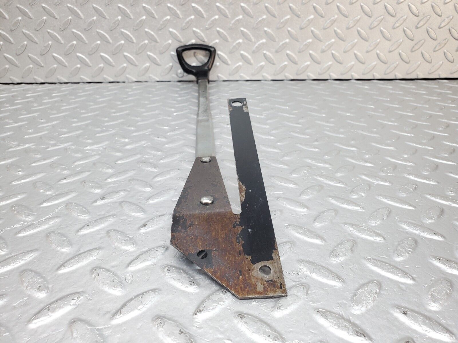 44415 Mercedes-Benz W123 280E Front Left Seat Sliding Adjust Handle