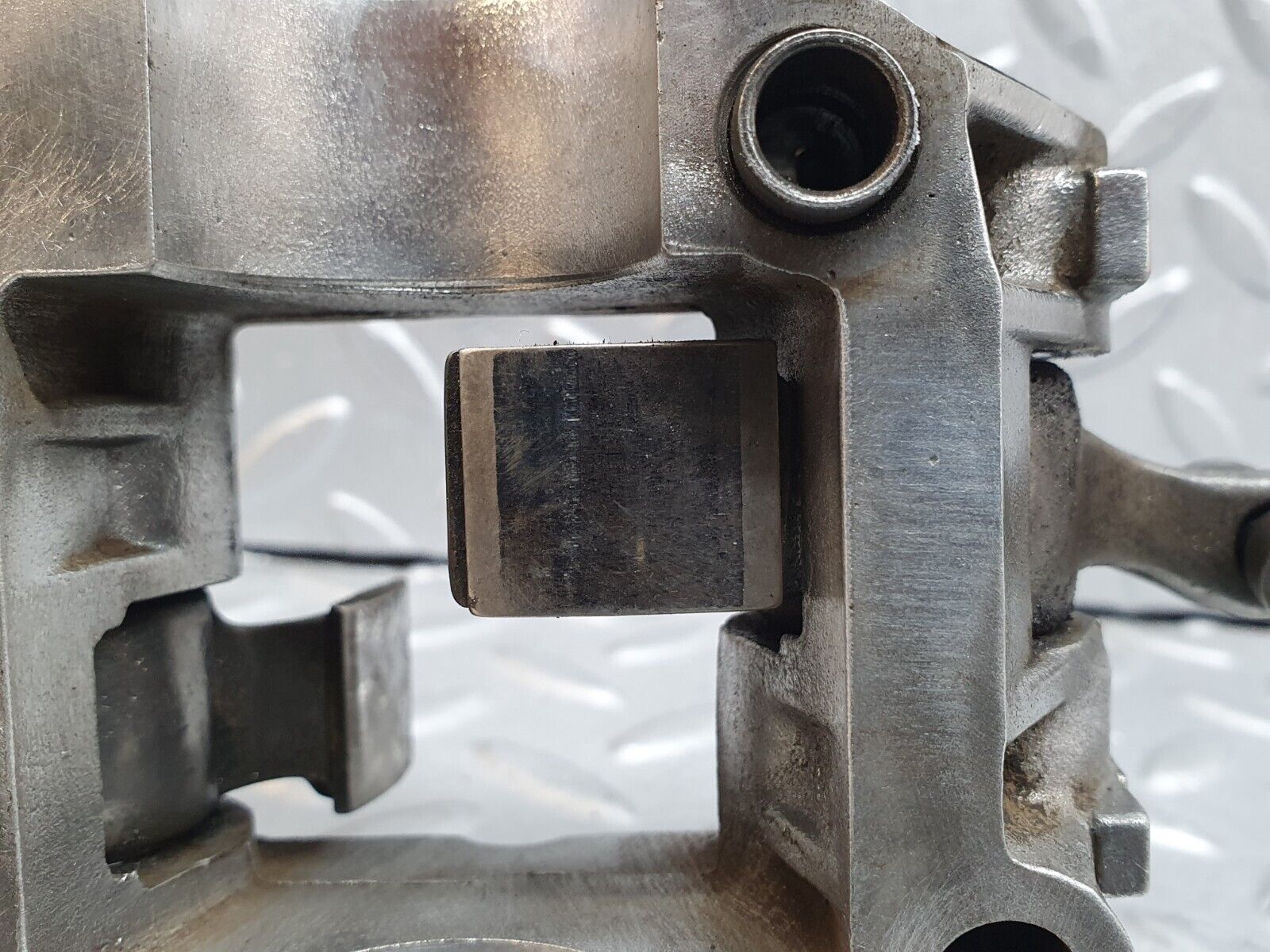 43067 Mercedes-Benz W123 Rocker Arms Camshaft Bearing Block 1020510110