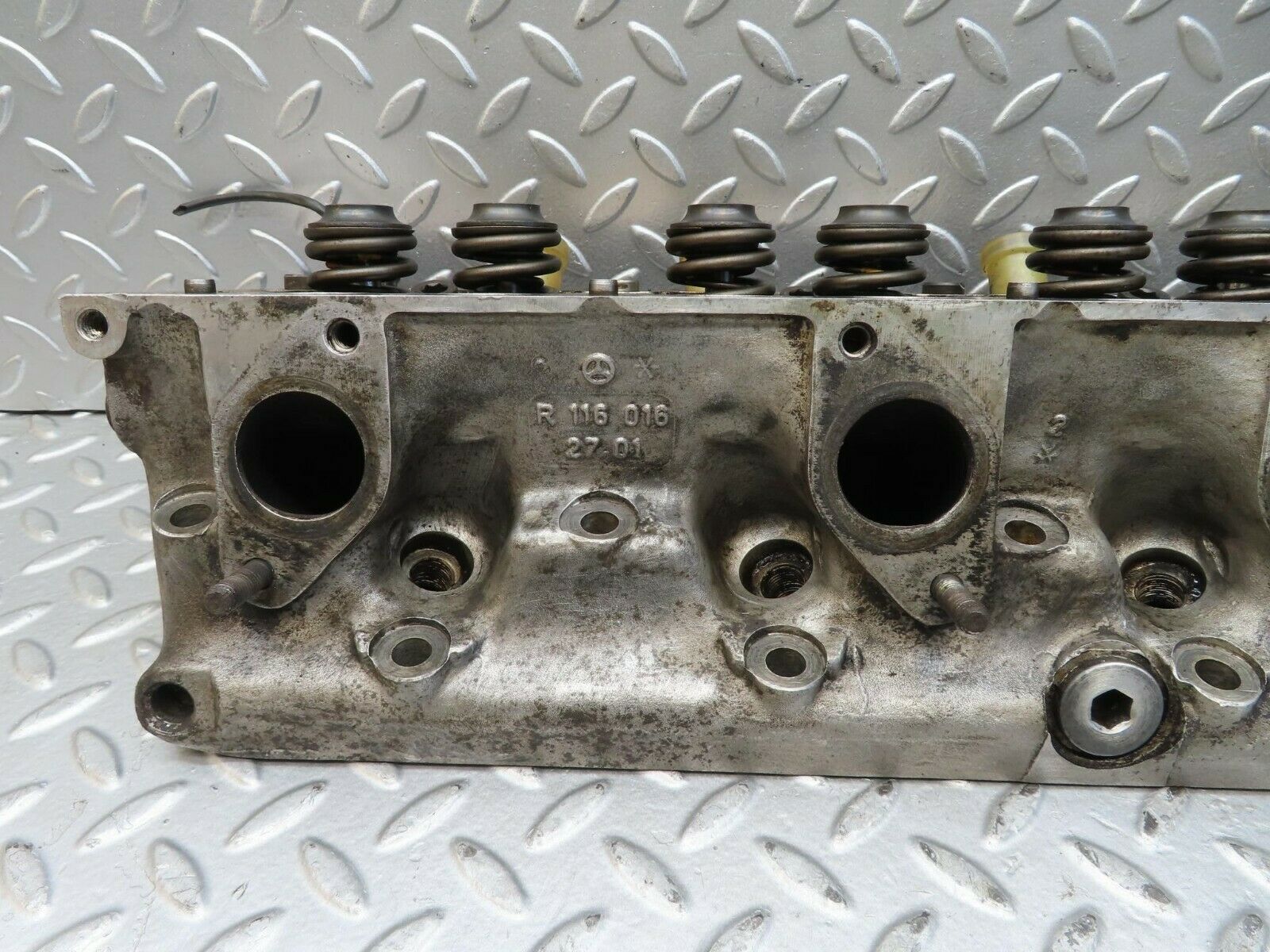 15795 Mercedes-Benz R107 450SL Cylinder Head Right 1160162701