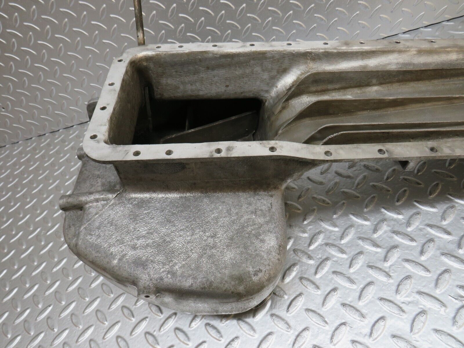 32811 Mercedes-Benz C107 R107 350 V8 Oil Pan Oil Sump 1160102913 1160140166