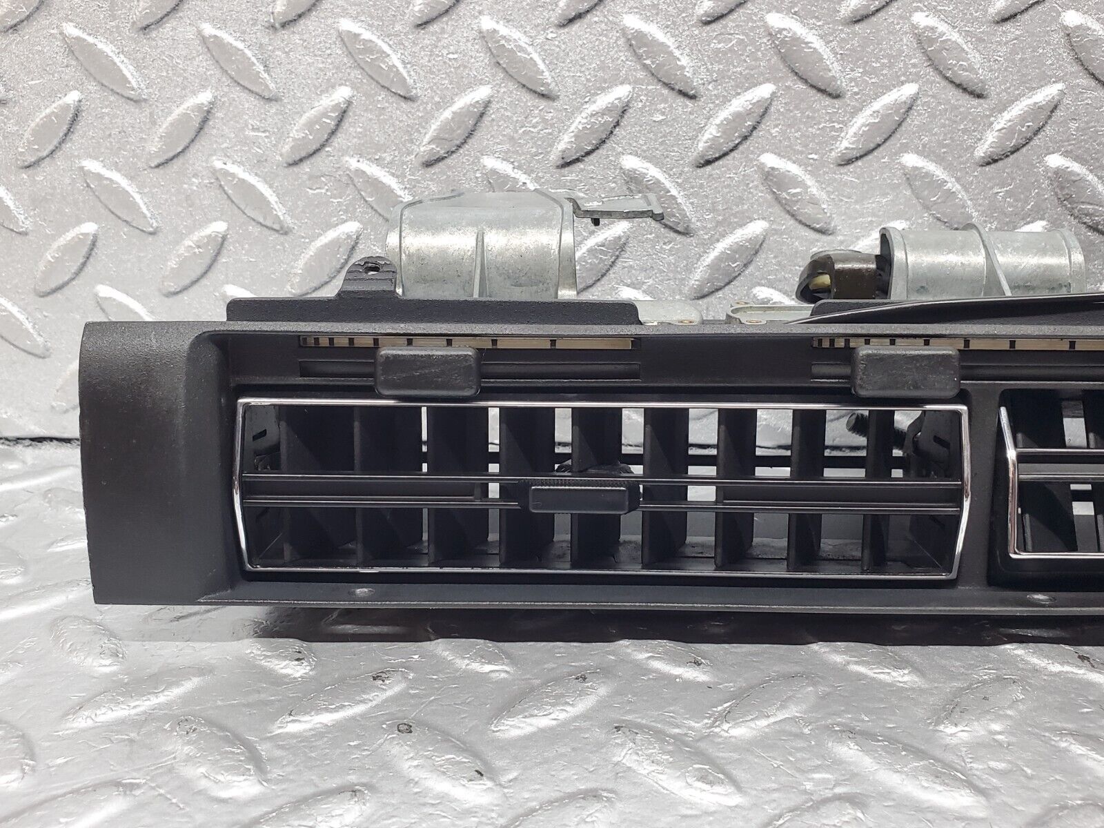 45925 Mercedes-Benz W126 420SE Dashboard Centre Air Vent 1268300654 1268310030 1268310130