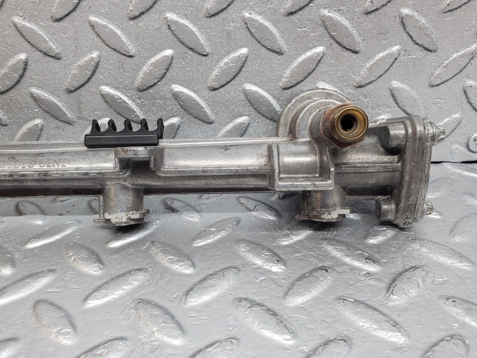 44733 Mercedes-Benz W124 220E Fuel Injector Rail 1110780745