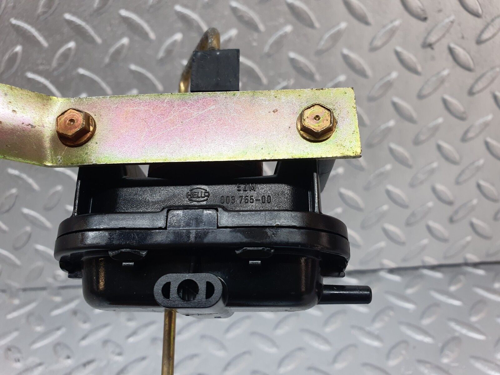 43680 Mercedes-Benz C126 380SEC Coupe Fuel Tank Flap Cap Vacuum Actuator