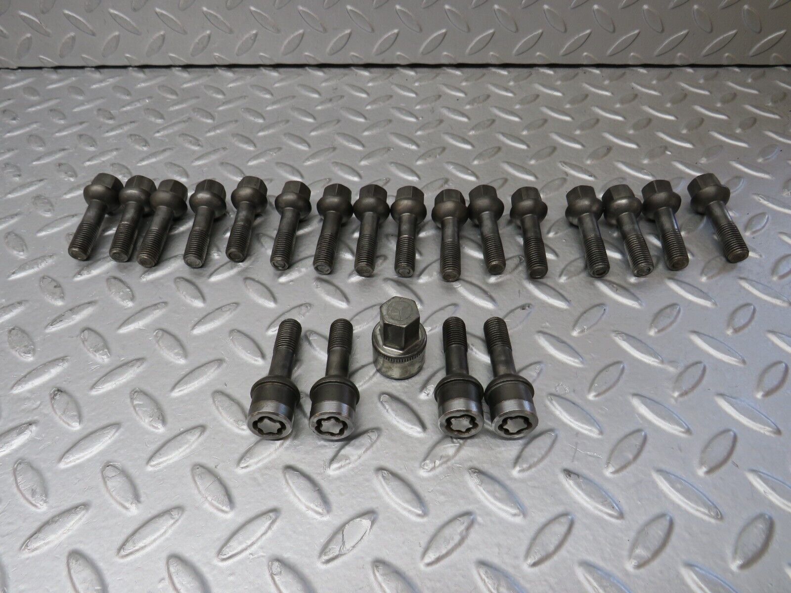 37998 Mercedes-Benz A124 Cabriolet Alloy Wheel Lug Bolt Set With Locking Bolts M12x1.5