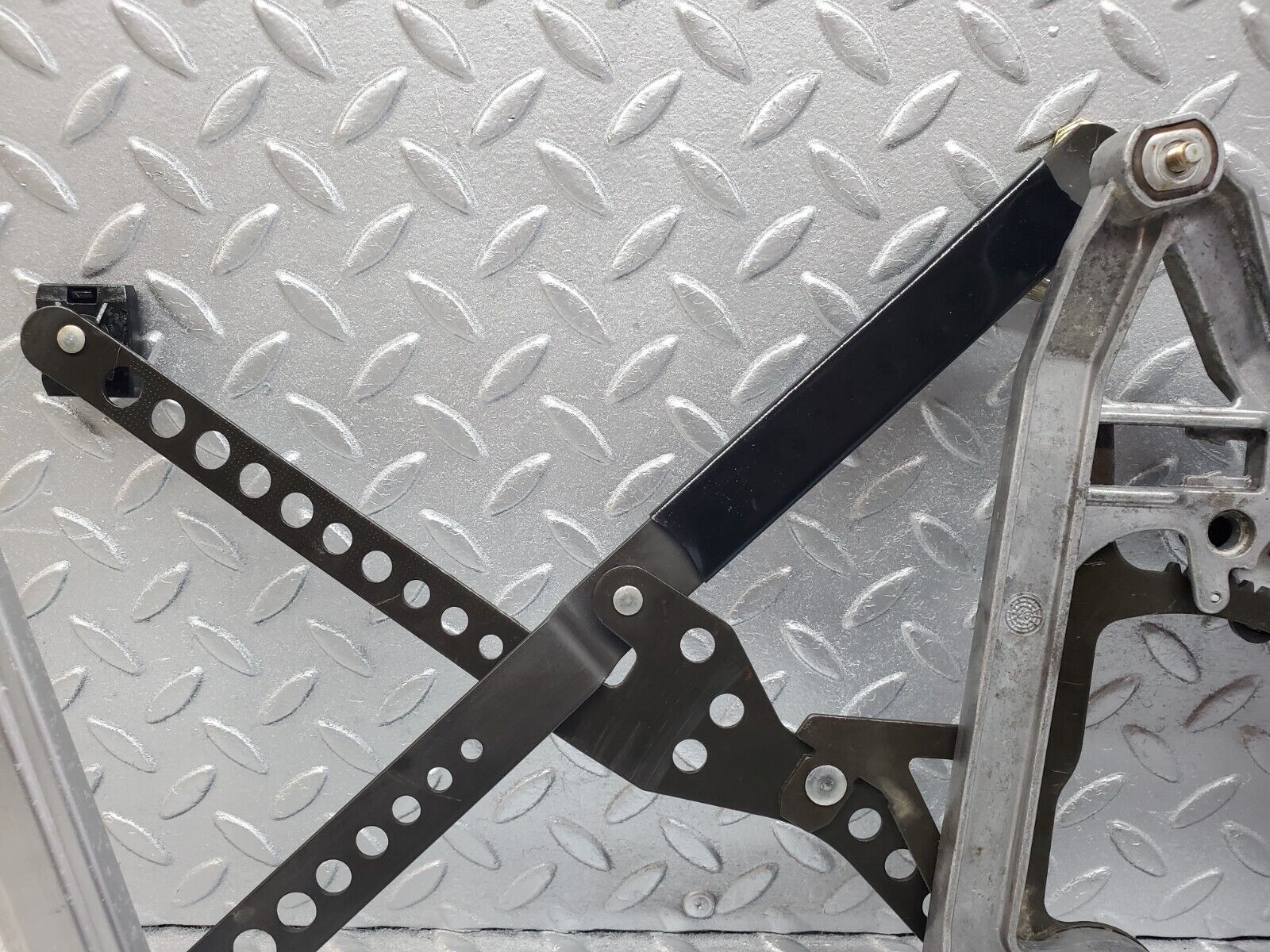 45714 Mercedes-Benz W126 420SE Front Right Power Window Regulator 13926