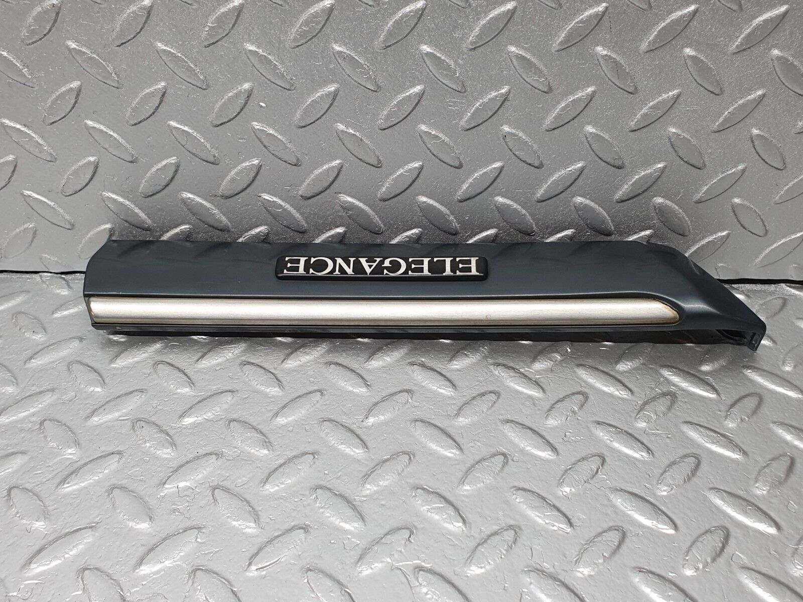 41803 Mercedes-Benz W202 C200 Front Left Fender Wing Centre Moulding 2026909162