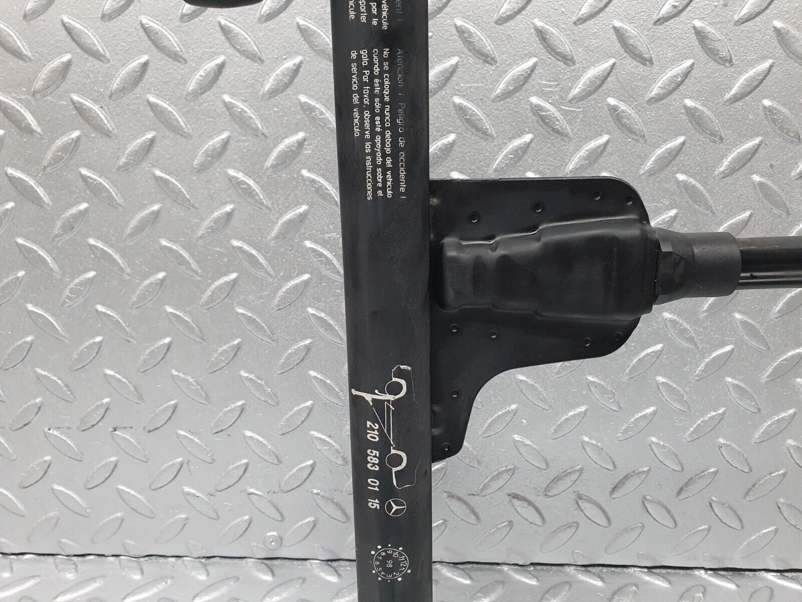 41785 Mercedes-Benz W202 C200 Car Jack 2105830115