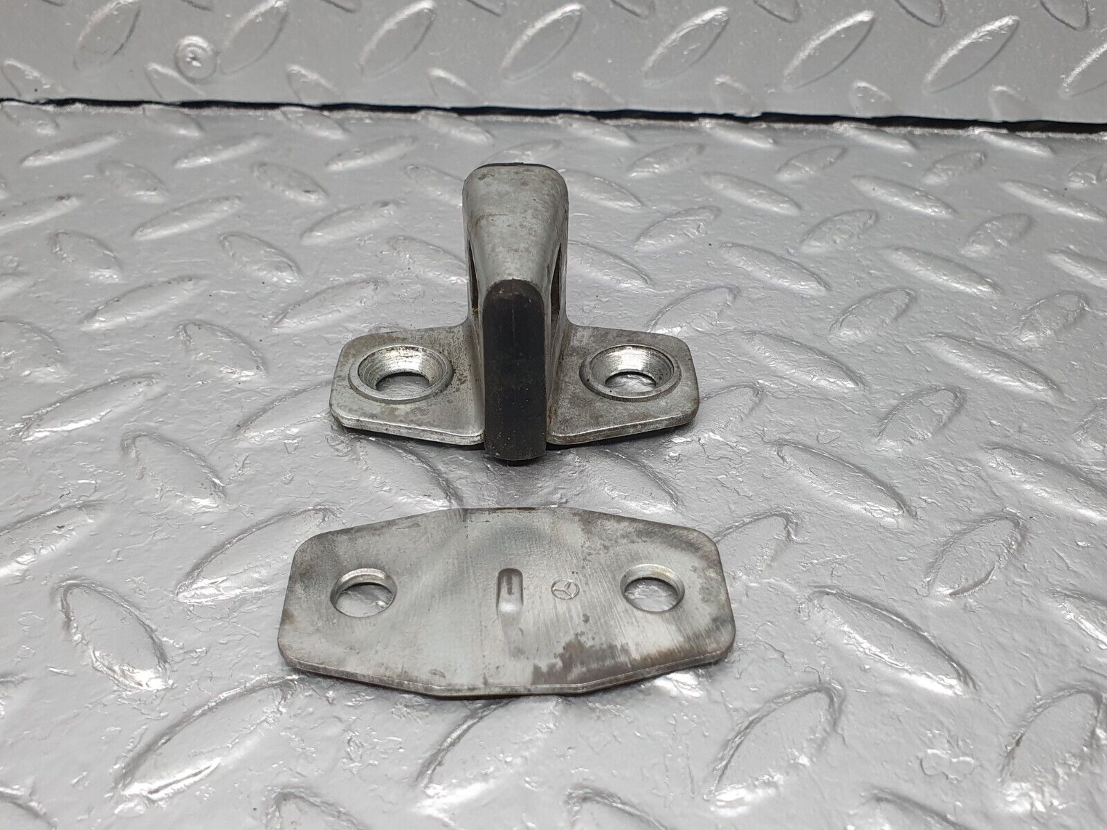 41690 Mercedes-Benz W124 200E Door Lock Latch