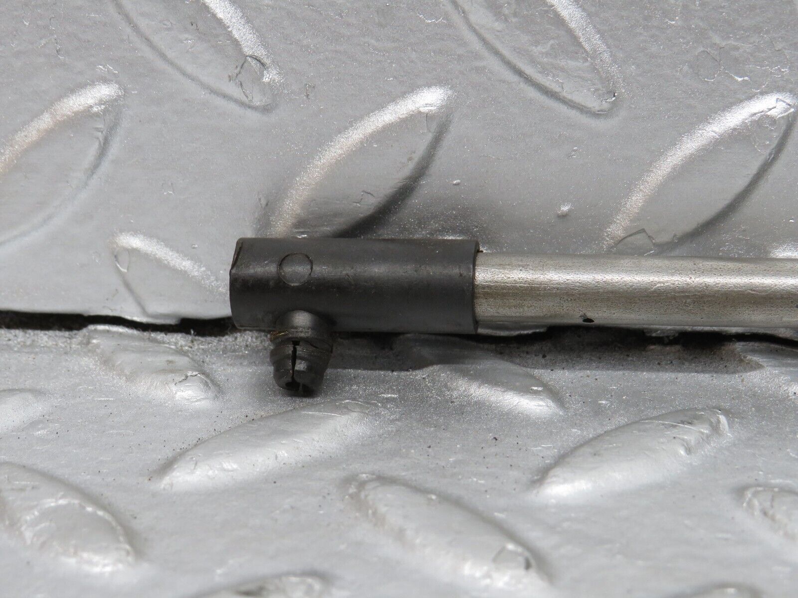 33082 Mercedes-Benz C107 R107 350 V8 Camshaft Oil Tube