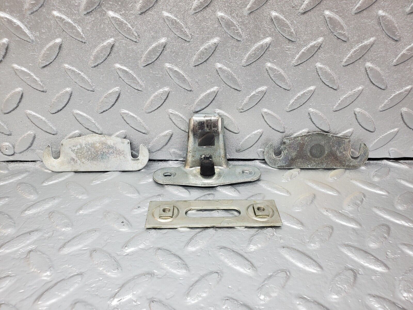 45650 Mercedes-Benz W126 420SE Trunk Lock Latch 1267580050