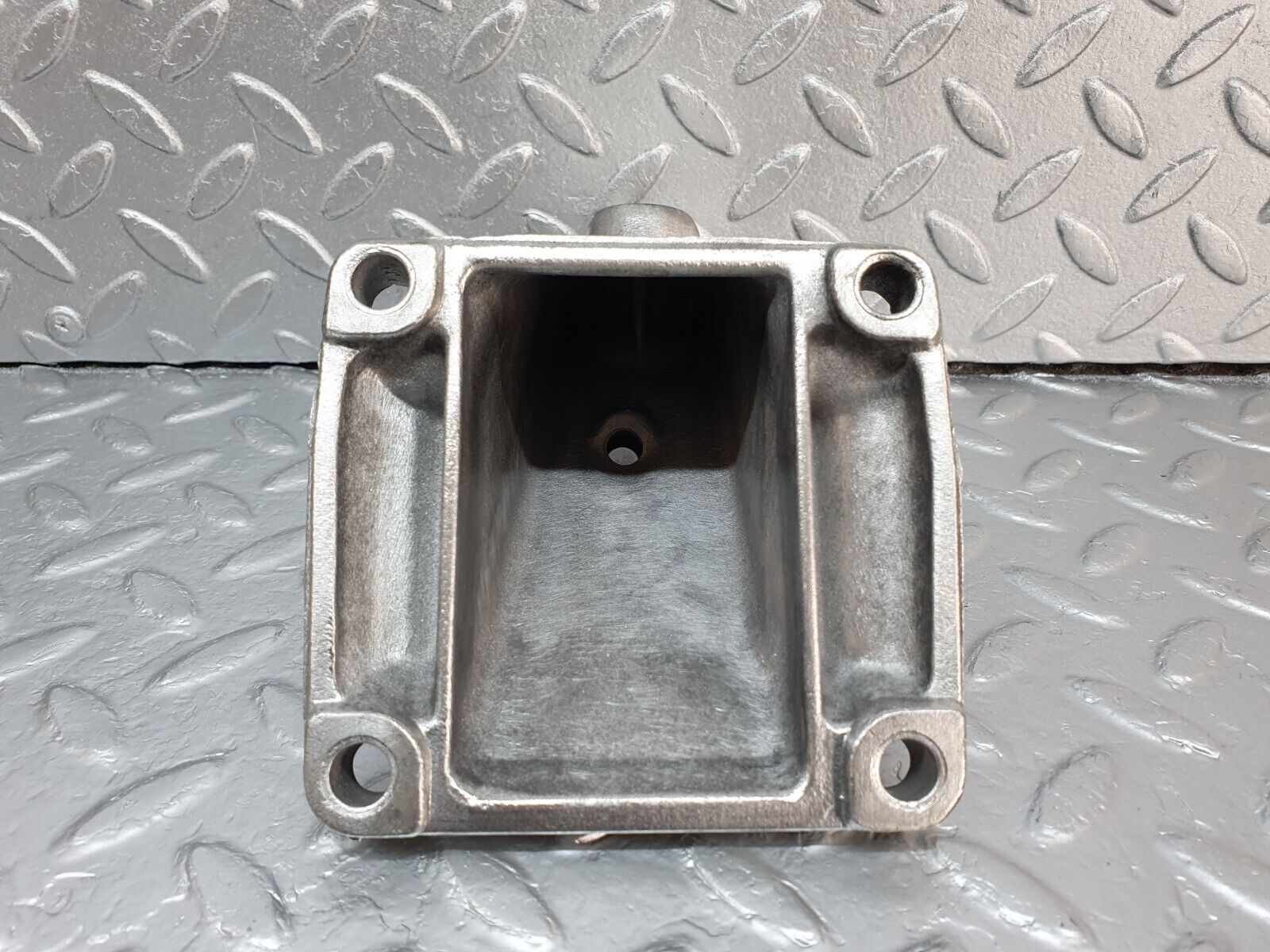 41889 Mercedes-Benz W202 C200 Engine Mount Bracket Left Side 1112230904