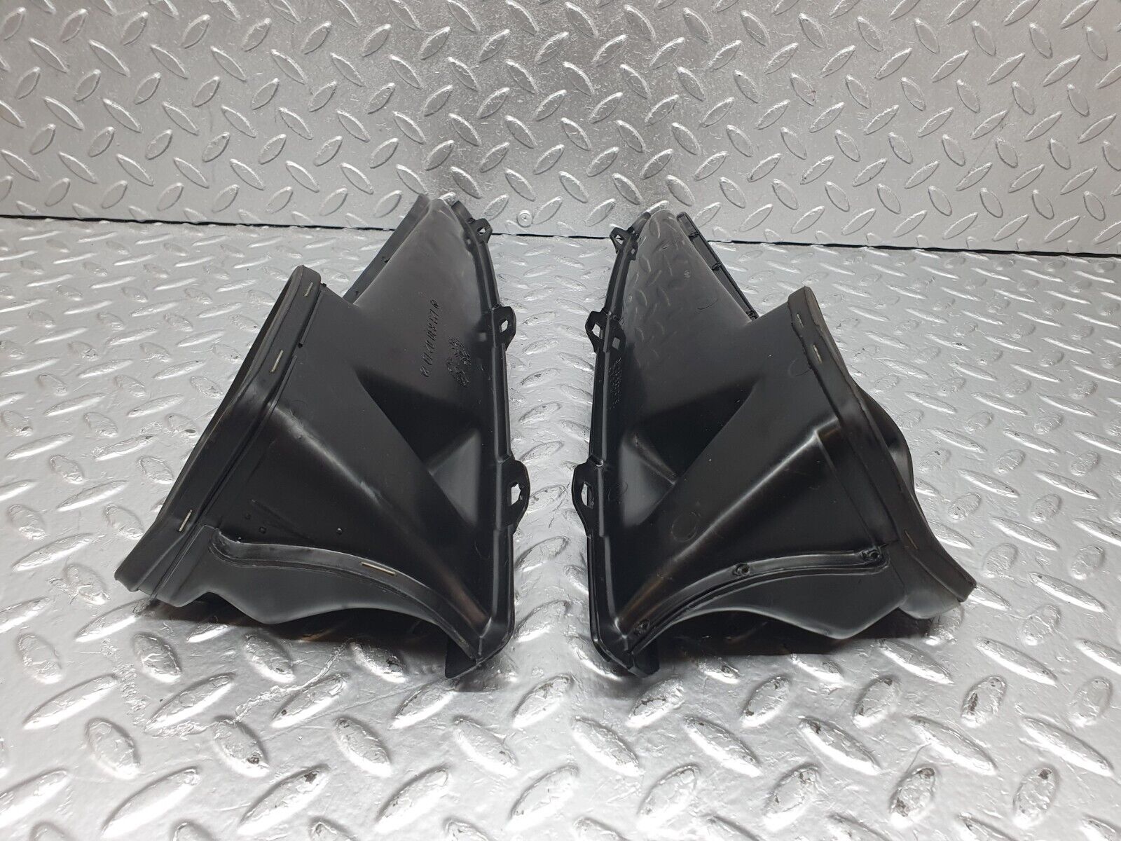 43886 Mercedes-Benz C123 230CE Coupe Air Duct Vent 2x 1238300219 1238300119