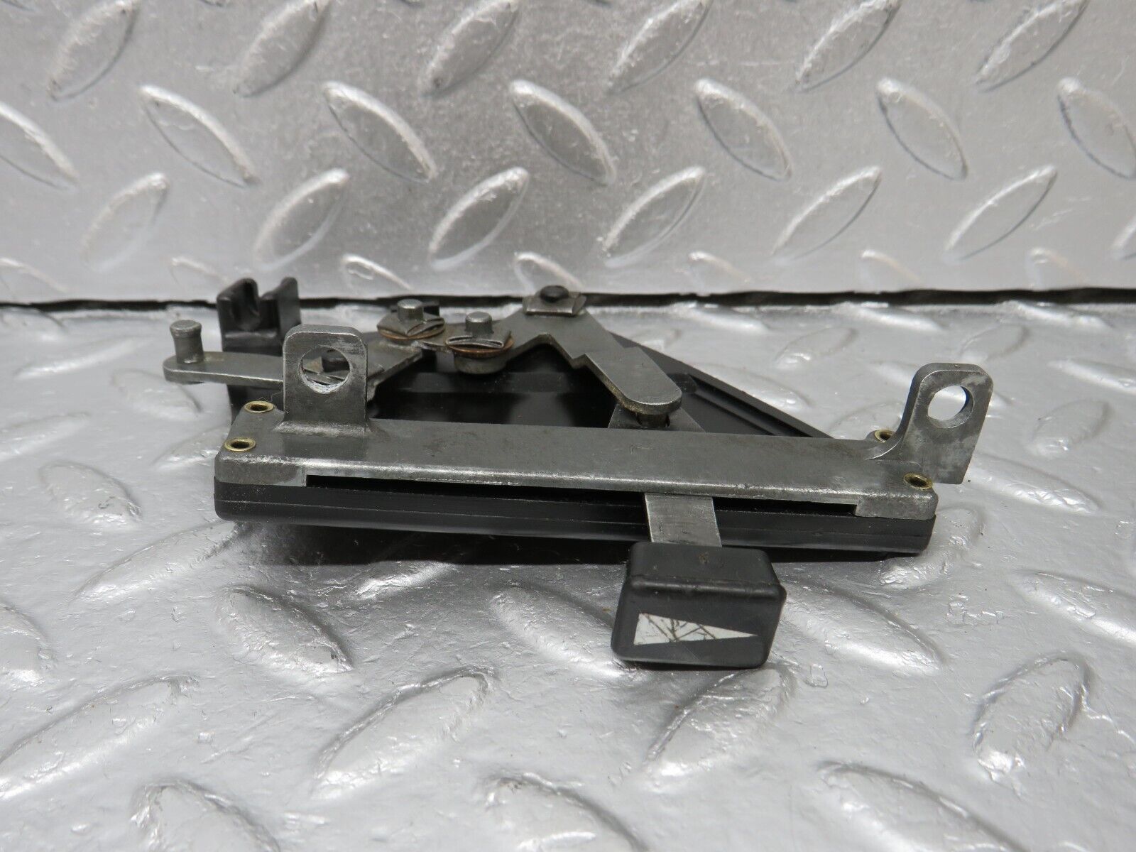 39833 Mercedes-Benz R107 350SL Air Vent Control Lever Left 1078300385