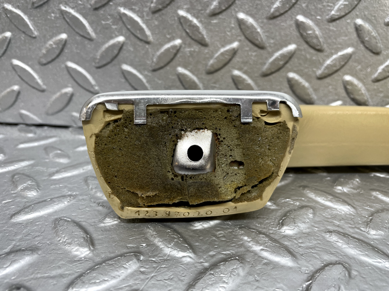 44259 Mercedes-Benz W123 280E Front Right Interior Door Handle Beige