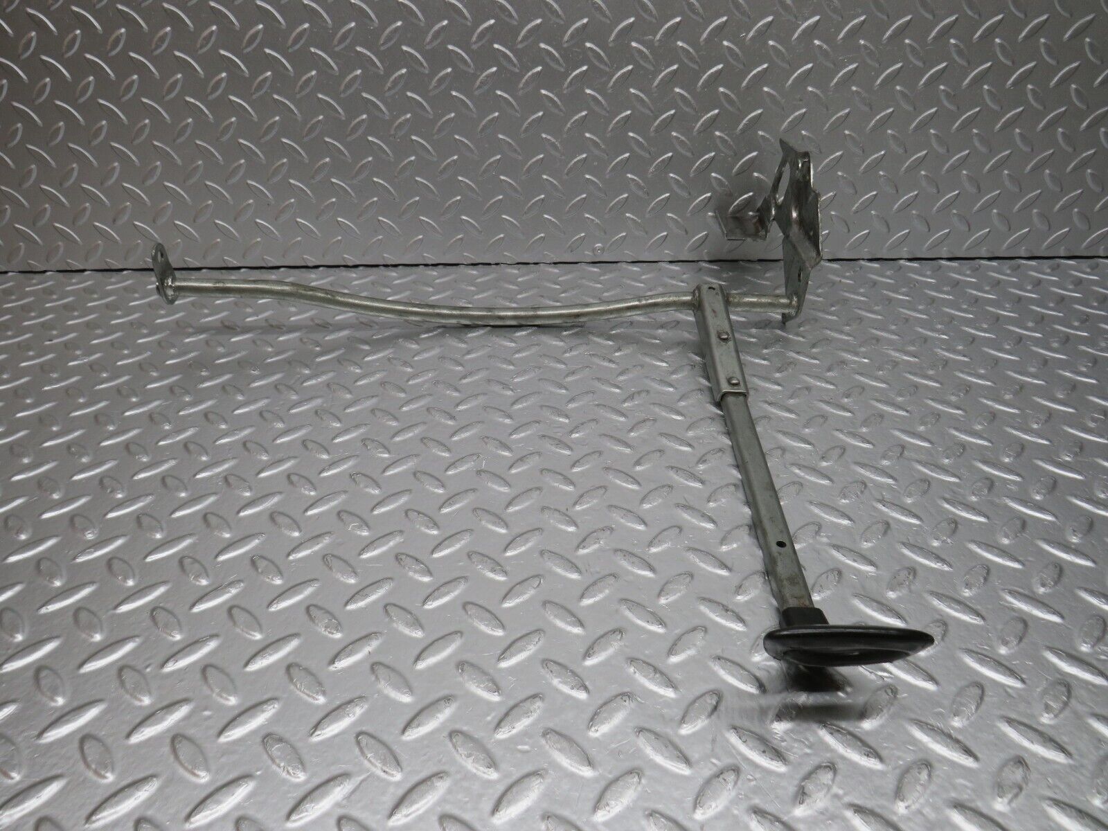 33203 Mercedes-Benz C107 R107 Front Right Seat Sliding Adjust Handle