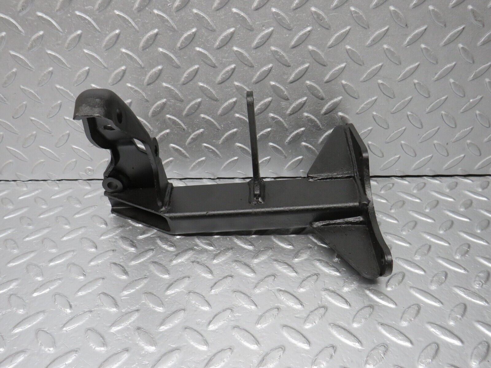 39290 Mercedes-Benz R107 500SL Air Condition Compressor Mount Bracket