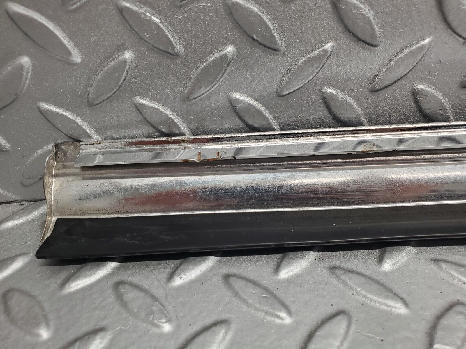 46431 Mercedes-Benz C123 280CE Coupe Left Door Chrome Moulding Trim