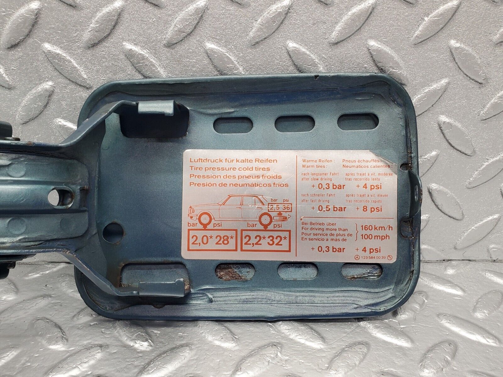 46482 Mercedes-Benz C123 280CE Coupe Fuel Tank Flap Cap 1235840039