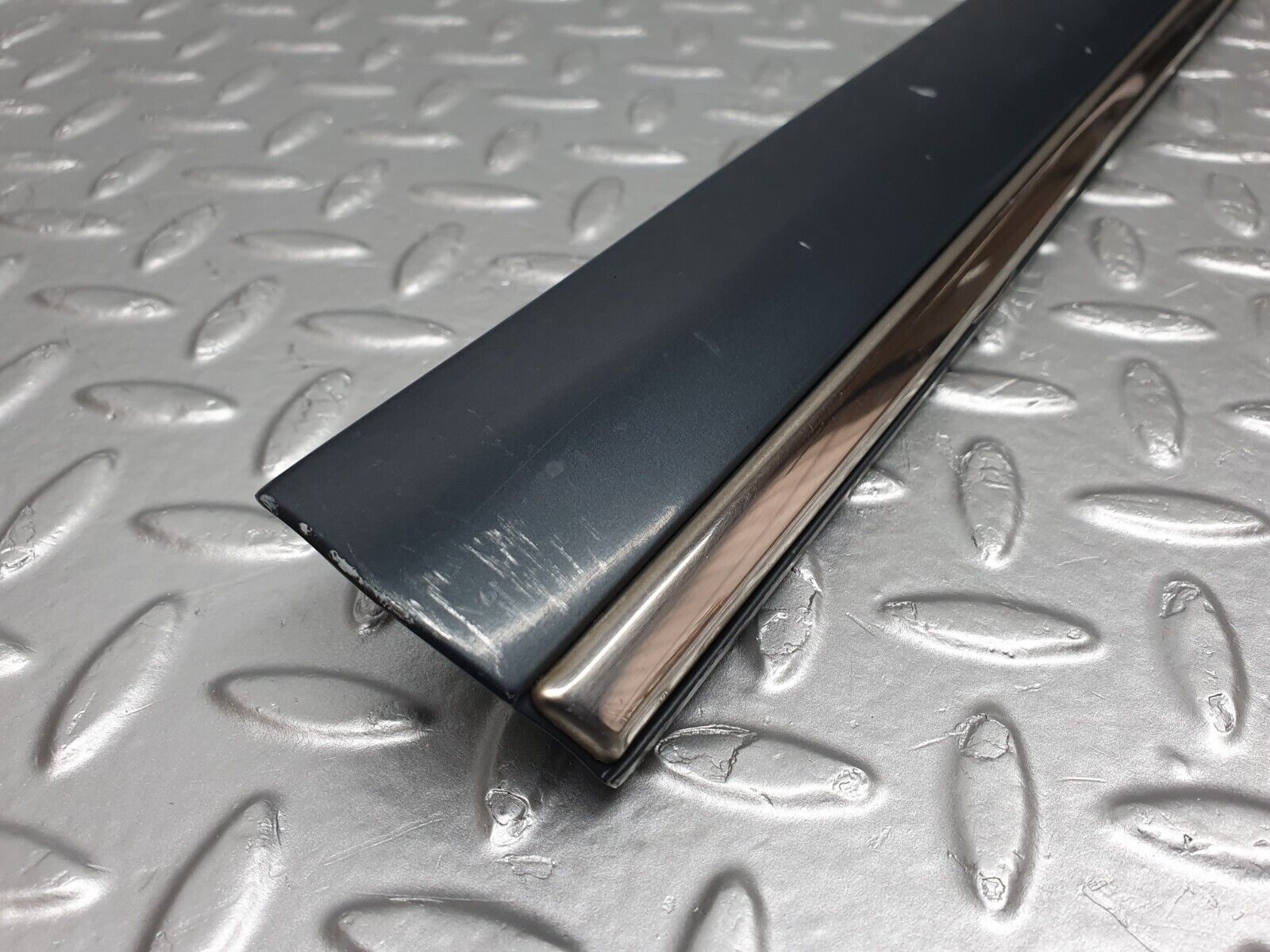 41805 Mercedes-Benz W202 C200 Front Left Door Centre Moulding Trim 2026909362