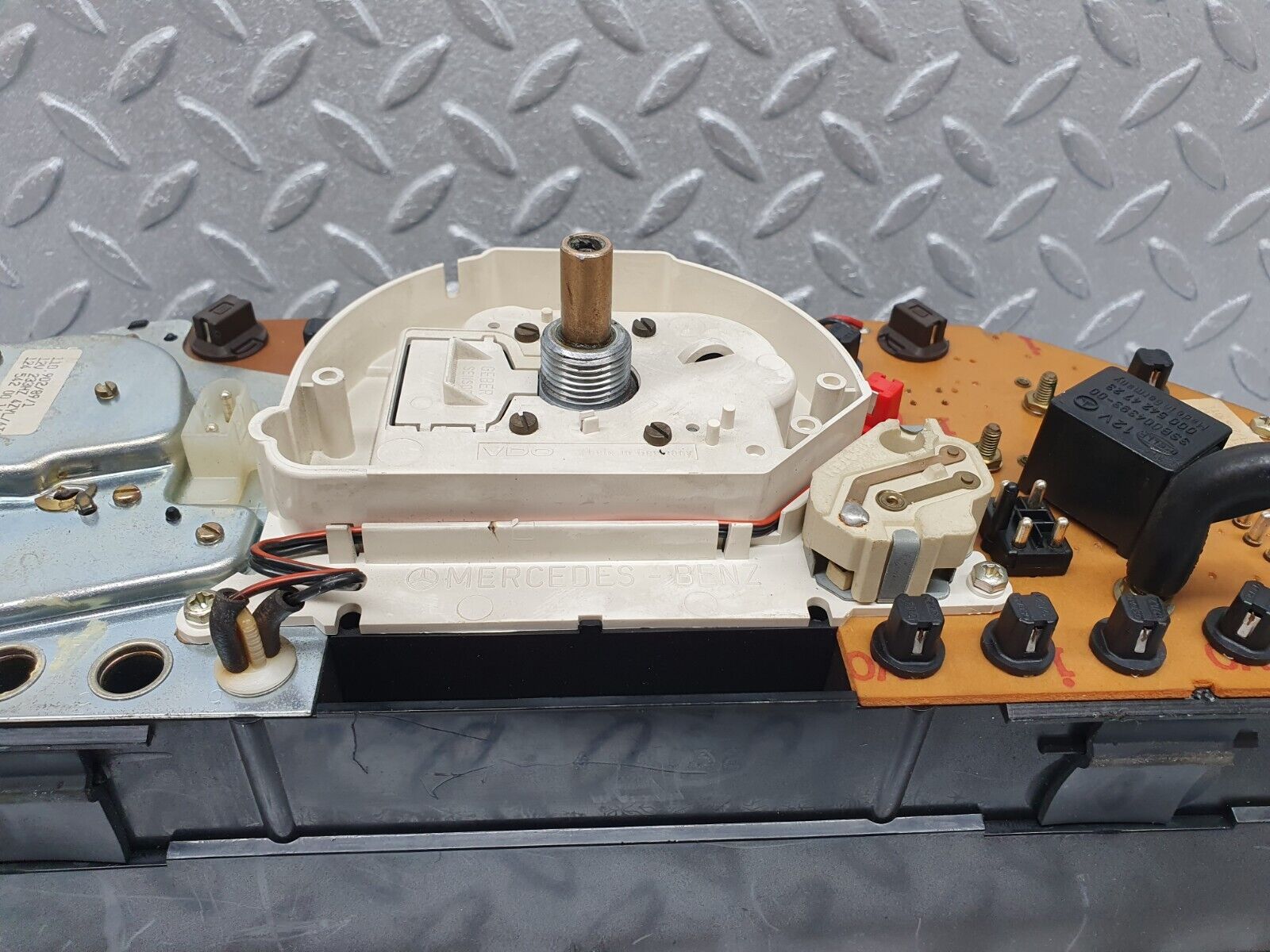 41389 Mercedes-Benz W124 200E Instrument Cluster 1245427406 1245409542