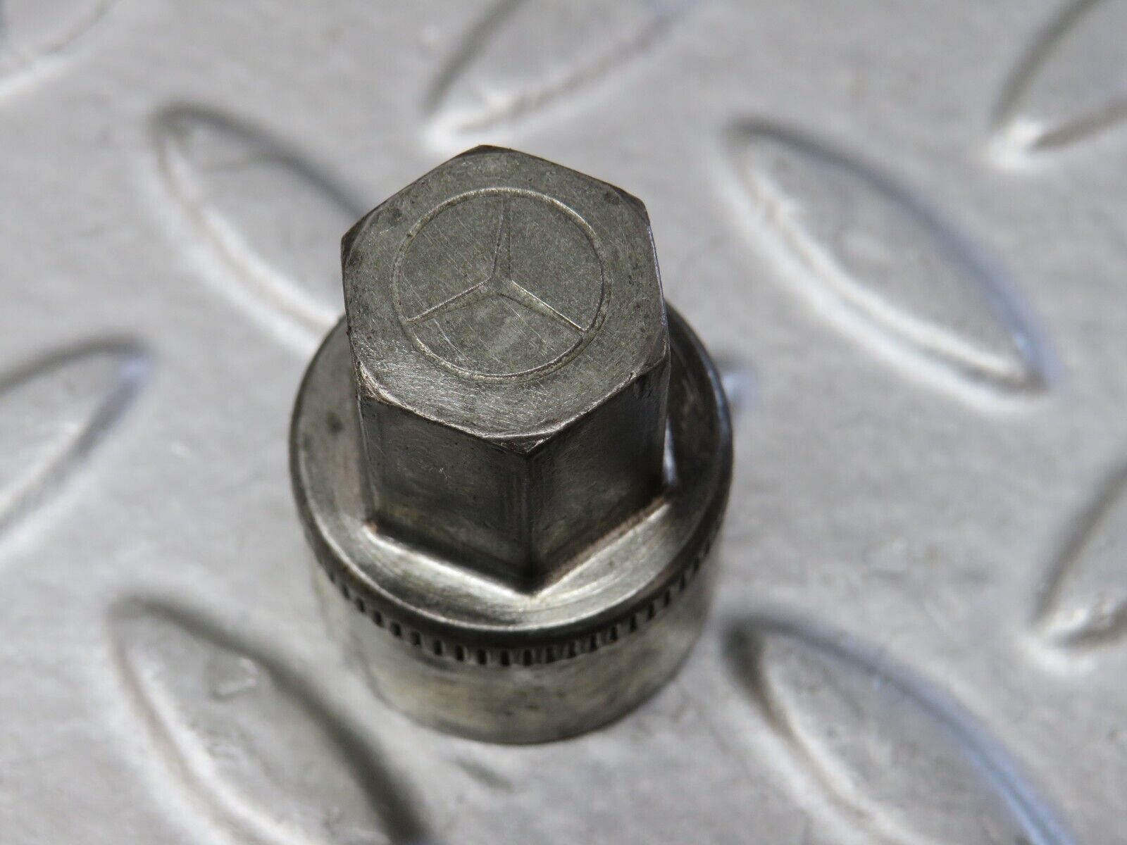 37998 Mercedes-Benz A124 Cabriolet Alloy Wheel Lug Bolt Set With Locking Bolts M12x1.5