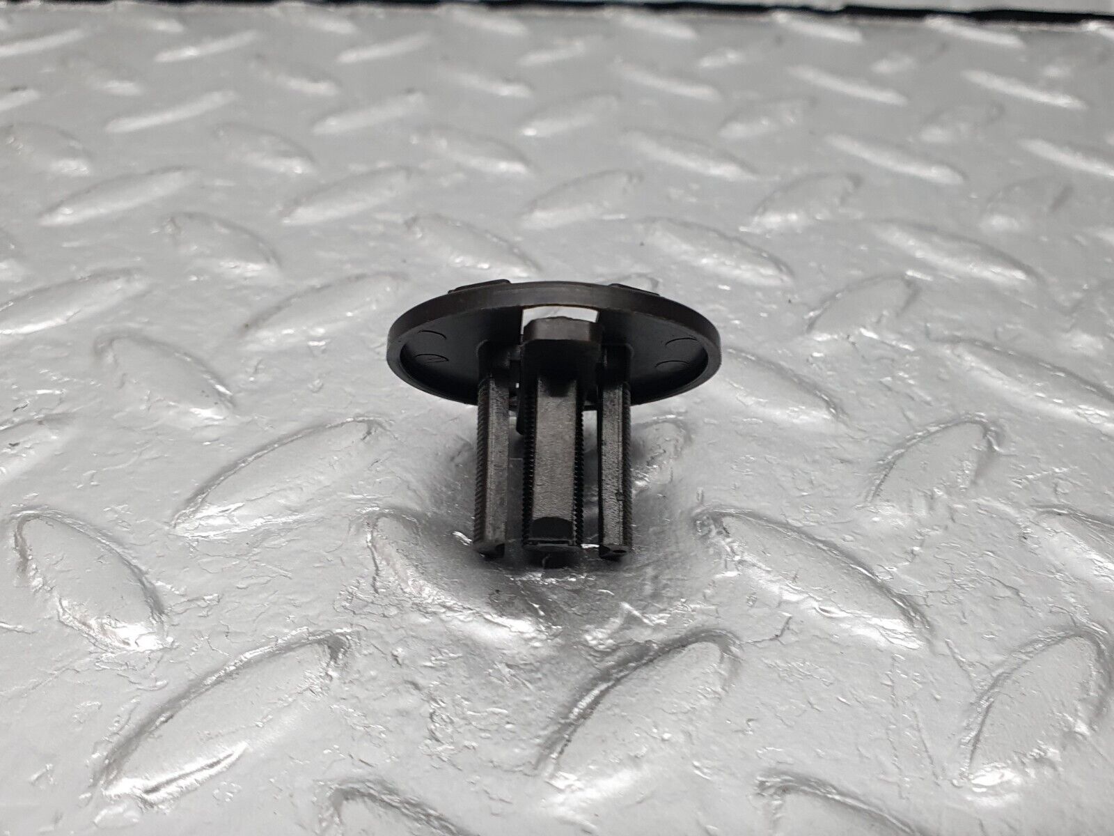 41689 Mercedes-Benz W124 200E Radiator Fan Shroud Holder