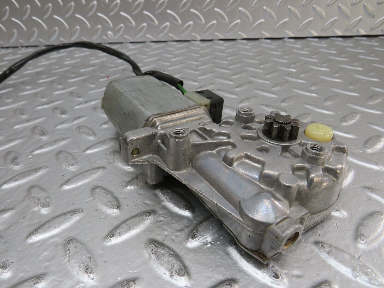 25090 Mercedes-Benz C107 Rear Left Window Regulator Motor 0130821017