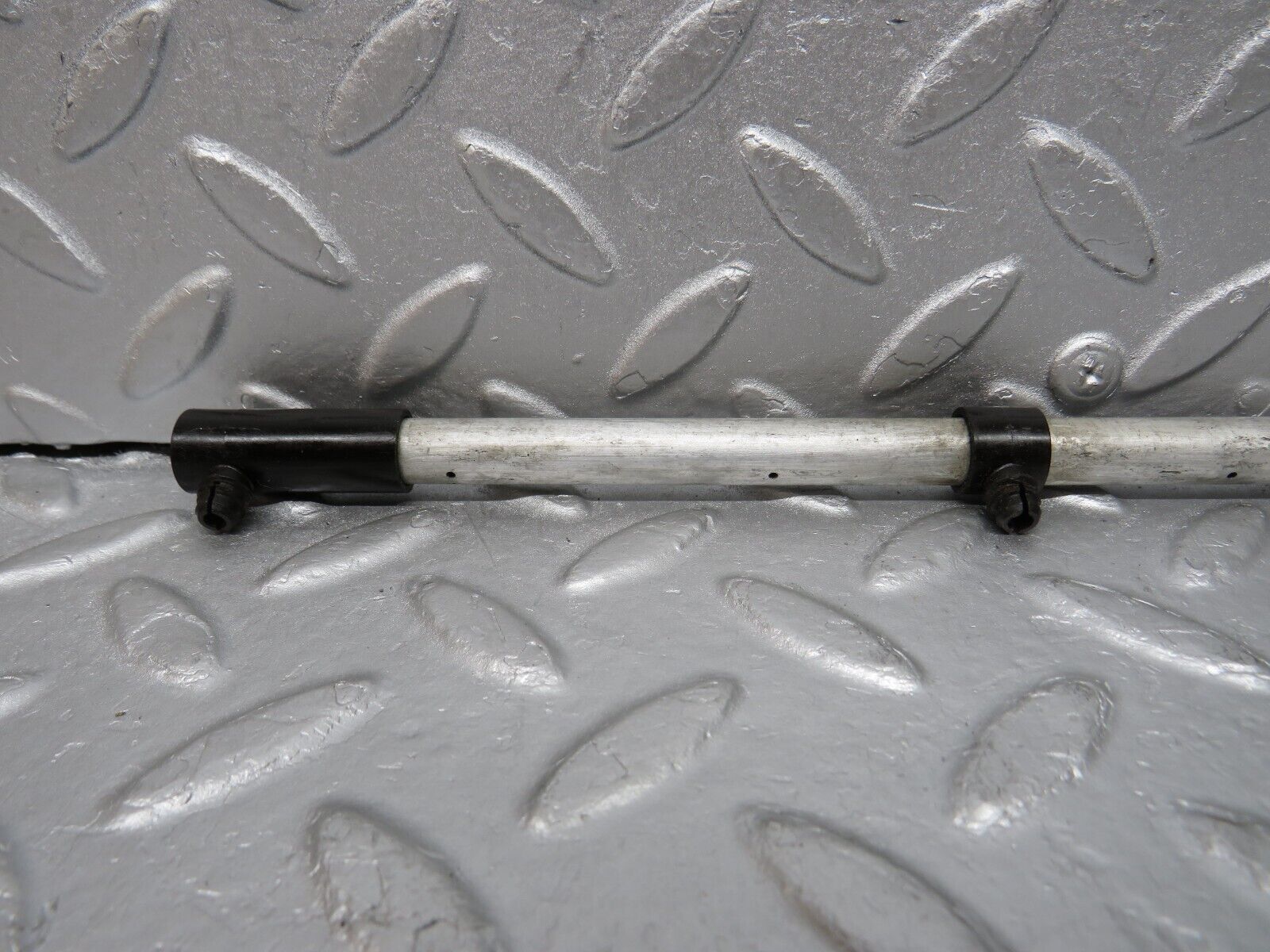 39158 Mercedes-Benz R107 500SL Camshaft Oil Tube