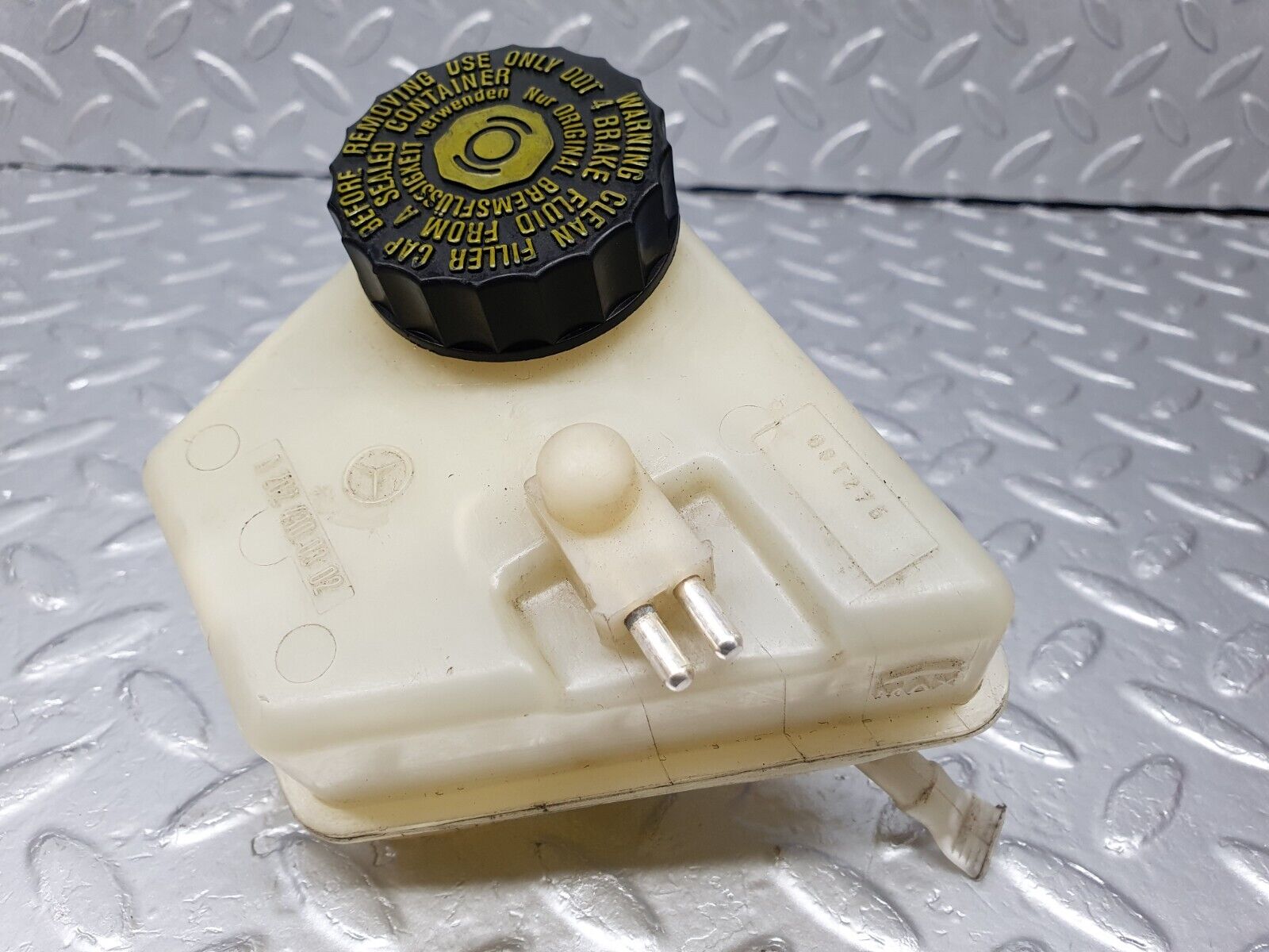 41823 Mercedes-Benz W202 C200 Brake Fluid Reservoir Tank 2024300302