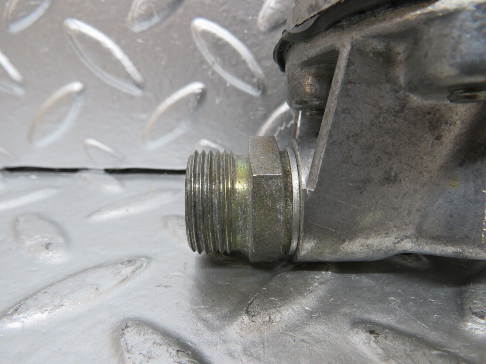 25095 Mercedes-Benz R107 C107 Oil Pressure Damper 1161870494